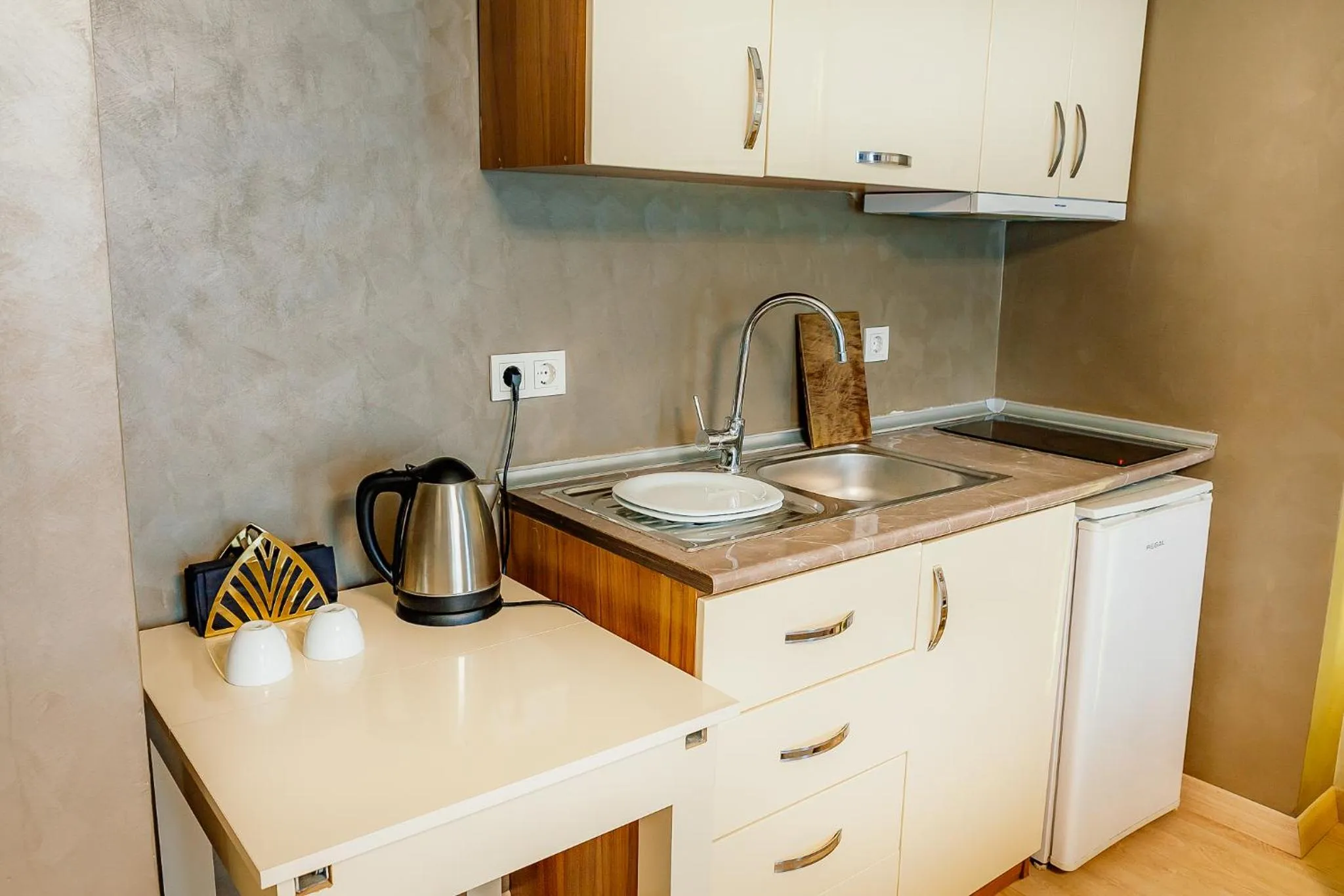 Kitchen or kitchenette in Kavalalı Suites