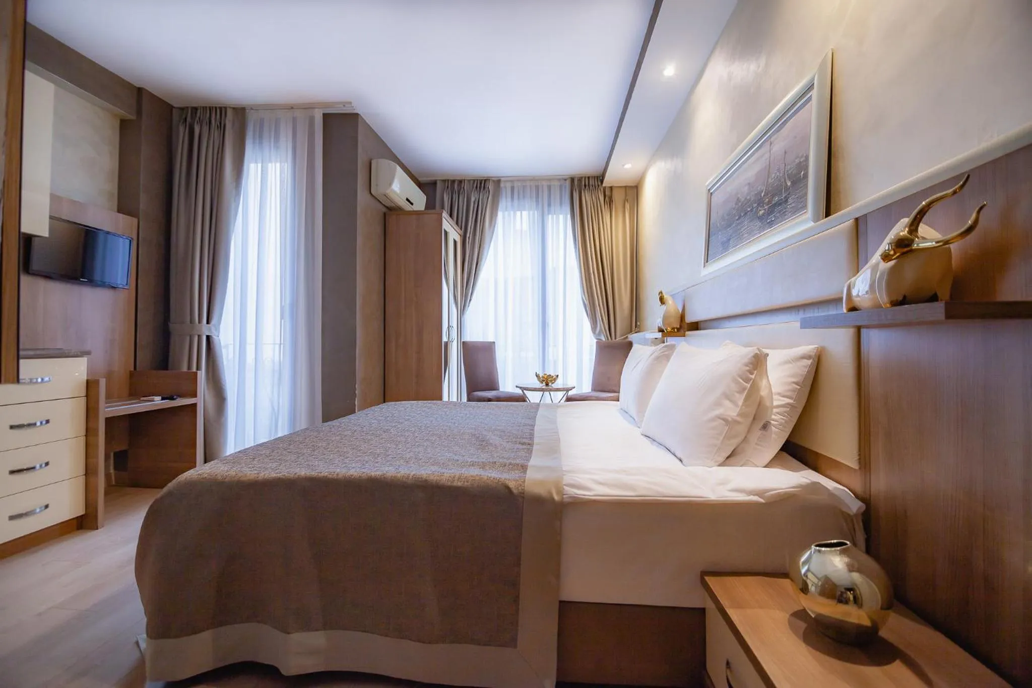 Photo of the whole room, Bed in Kavalalı Suites
