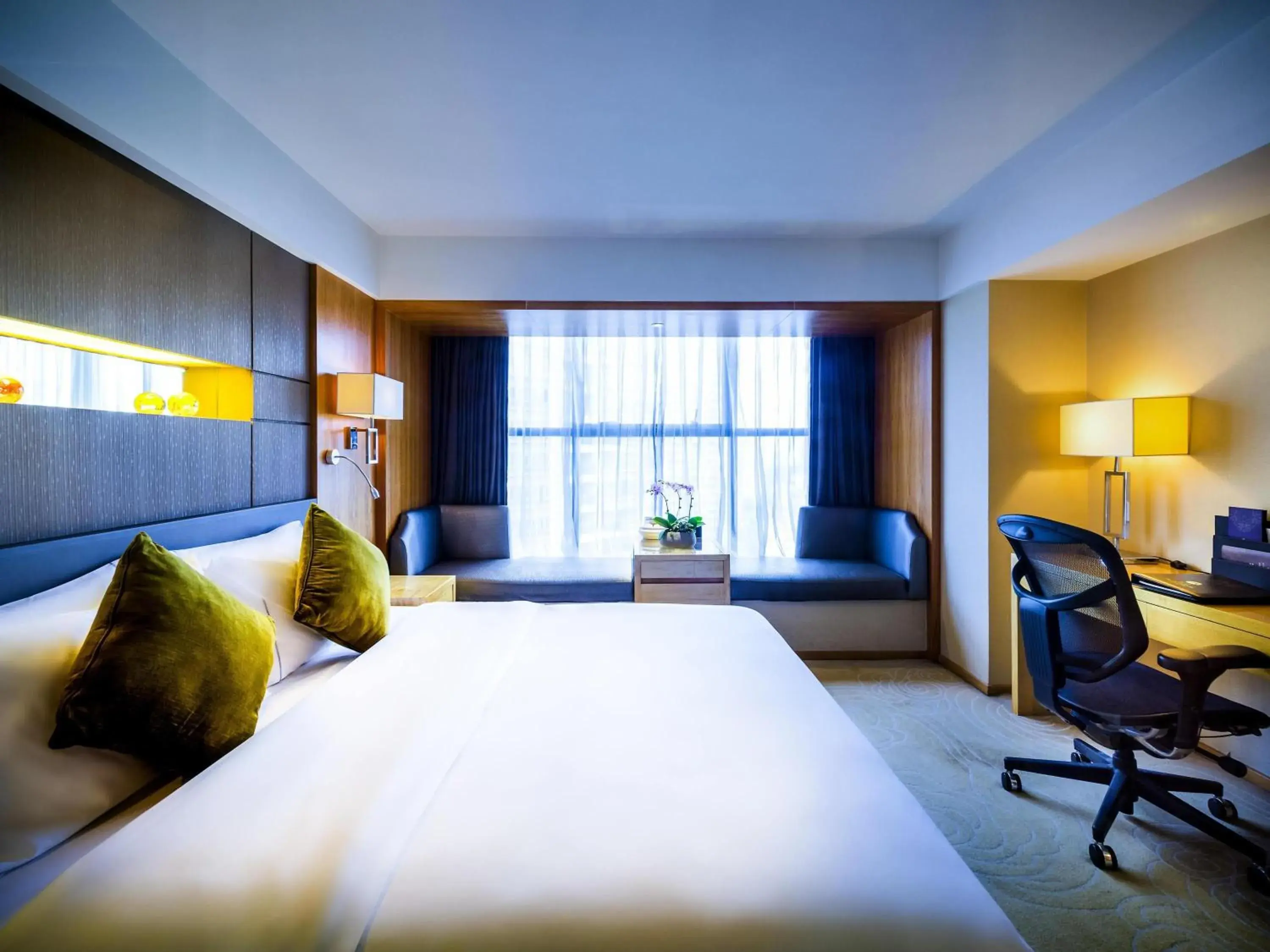 Bedroom, Bed in Grand Mercure Xiamen Downtown-Free Welcome Fruit & Metro Station Bedroom, Bed in Grand Mercure Xiamen Downtown-Free Welcome Fruit & Metro Station