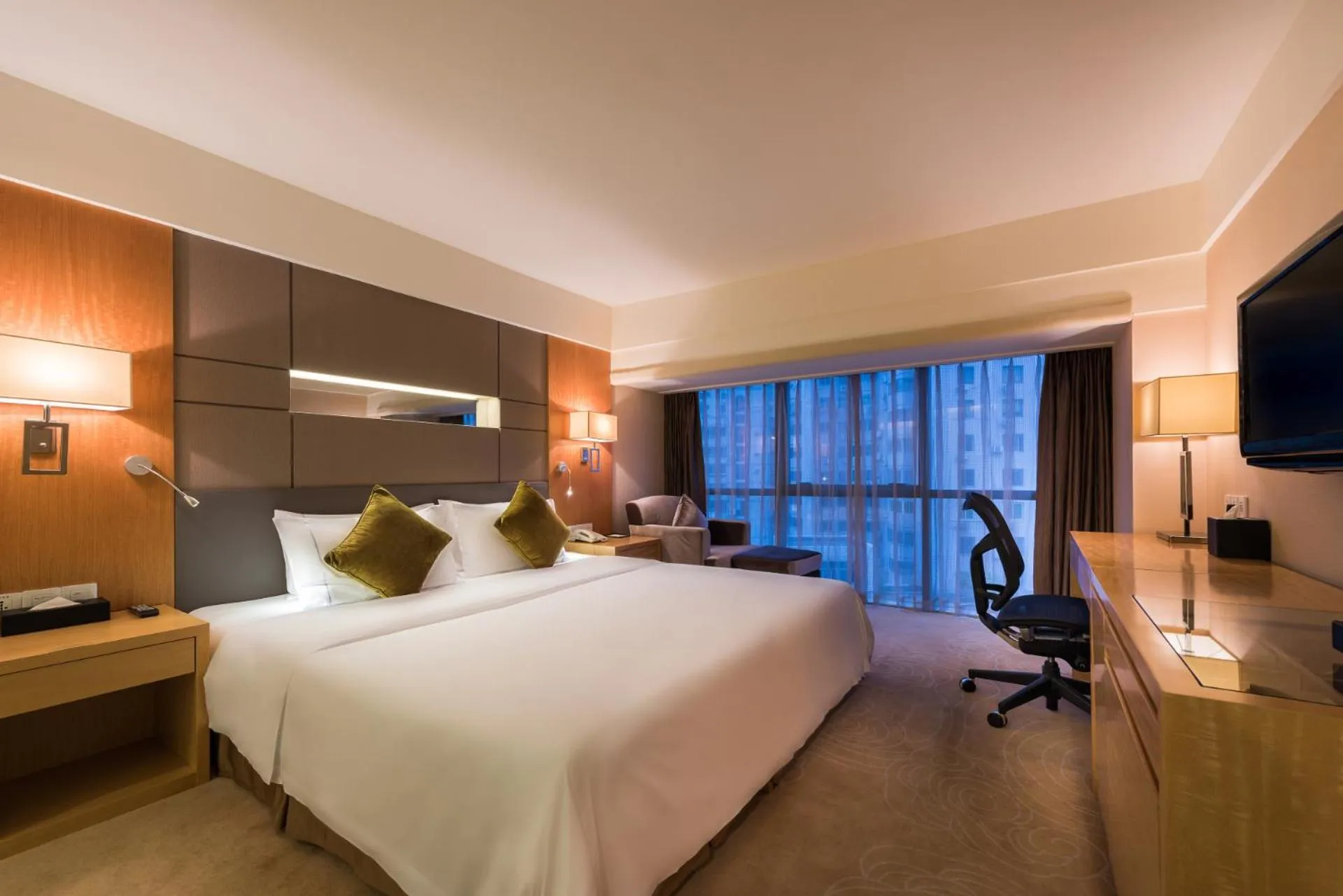 Photo of the whole room, Bed in Grand Mercure Xiamen Downtown-Free Welcome Fruit & Metro Station