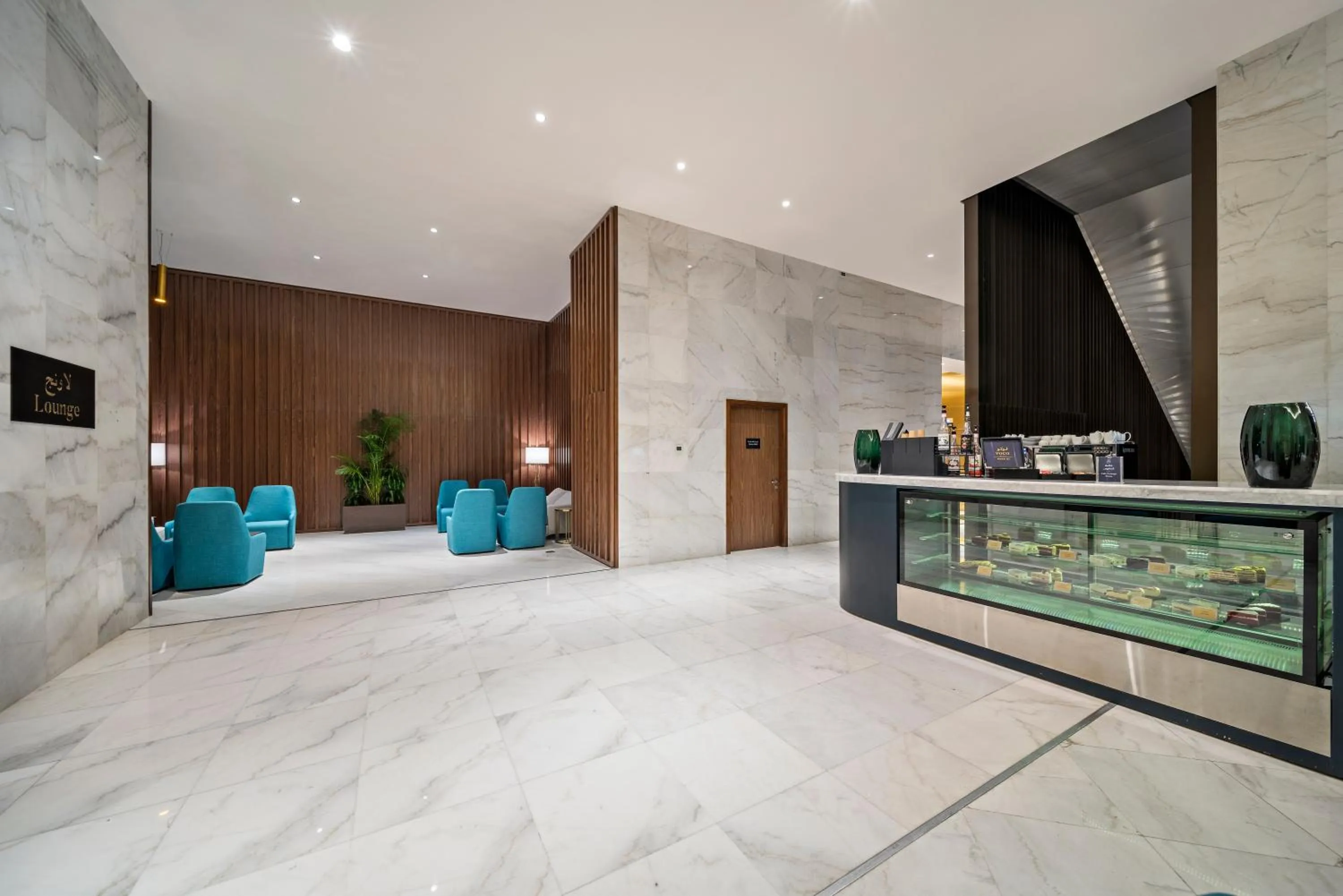 Lounge or bar in voco Makkah an IHG Hotel