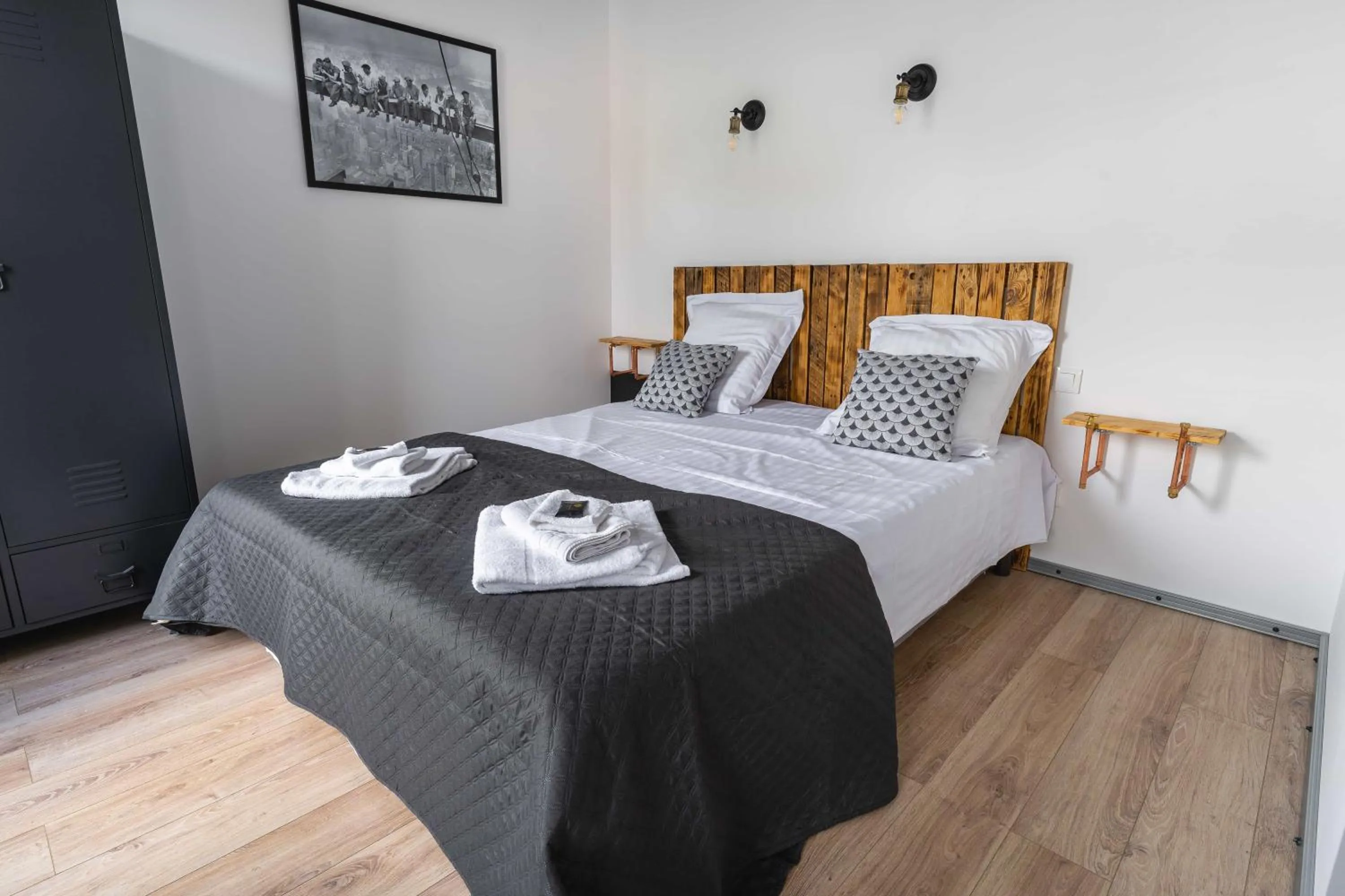 Bedroom, Bed in La Dimiere - Le Postel - Appartements de standing en hyper-centre - Louviers