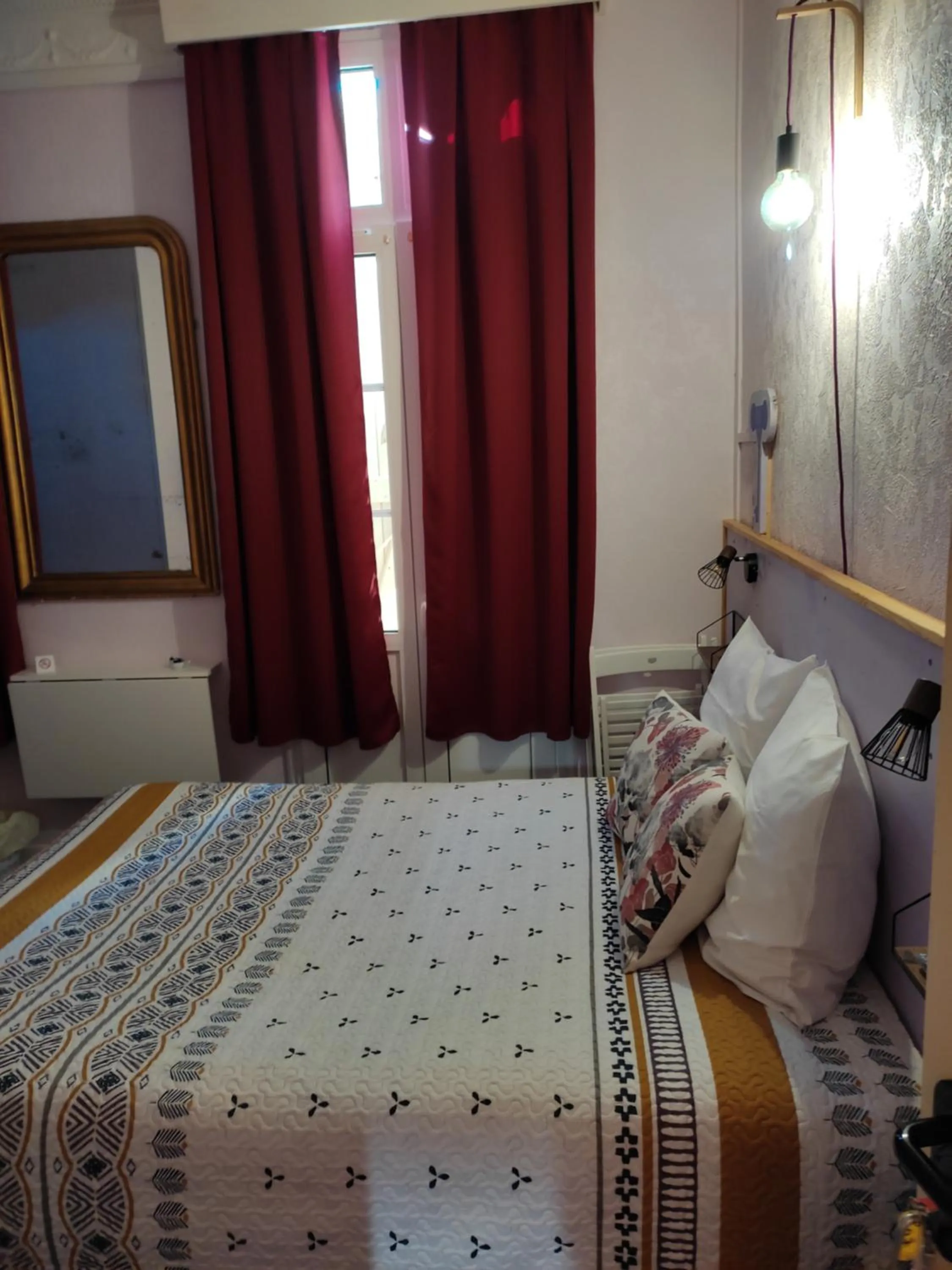 Bed in Hôtel Confort 09 ou HC-09