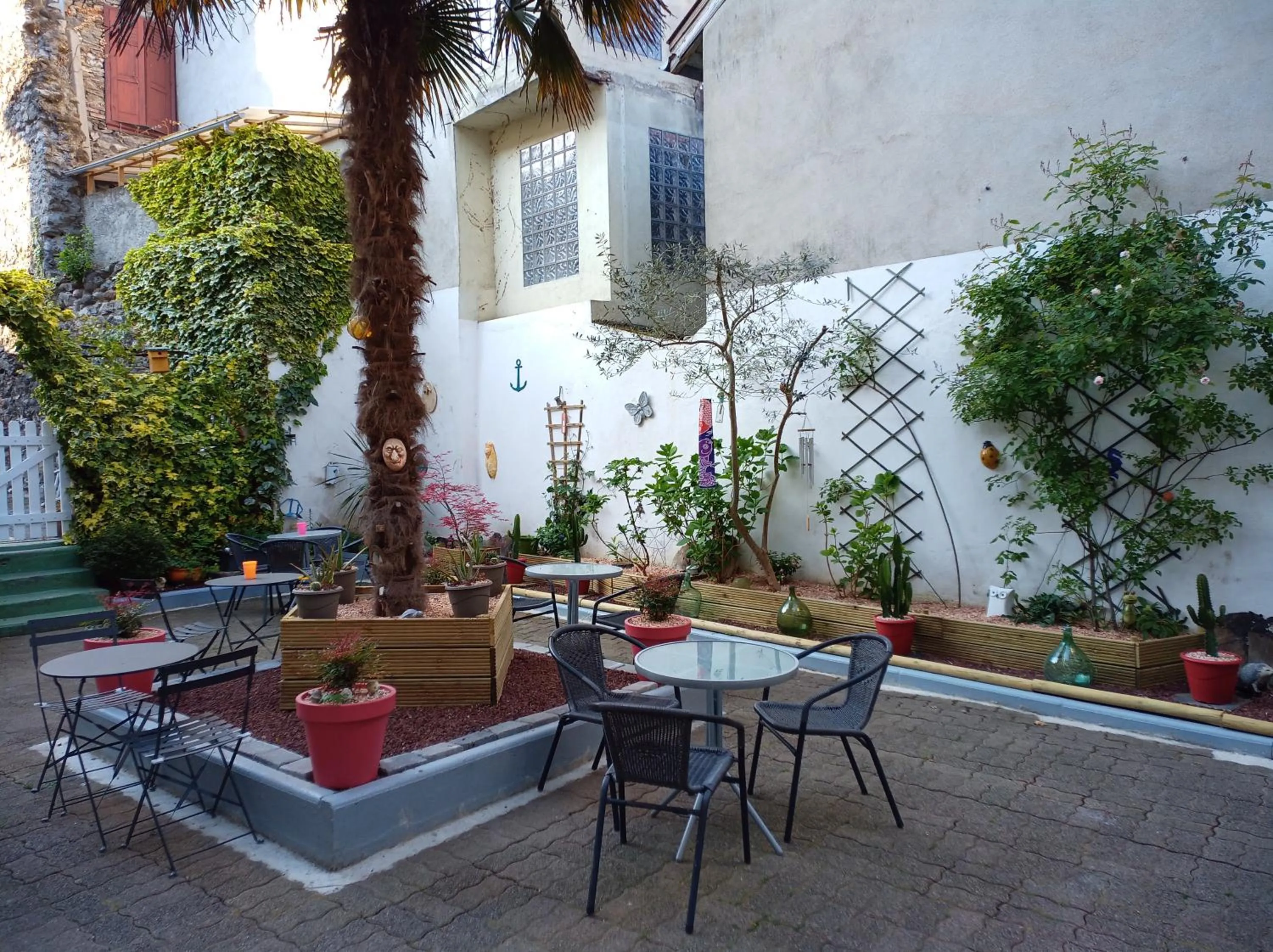 Patio in Hôtel Confort 09 ou HC-09