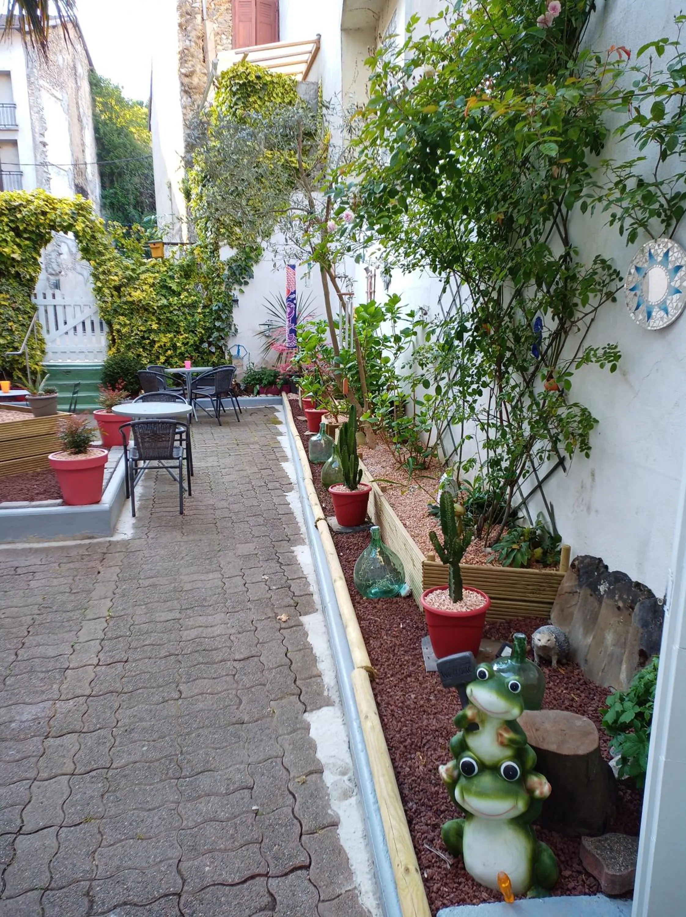 Patio in Hôtel Confort 09 ou HC-09