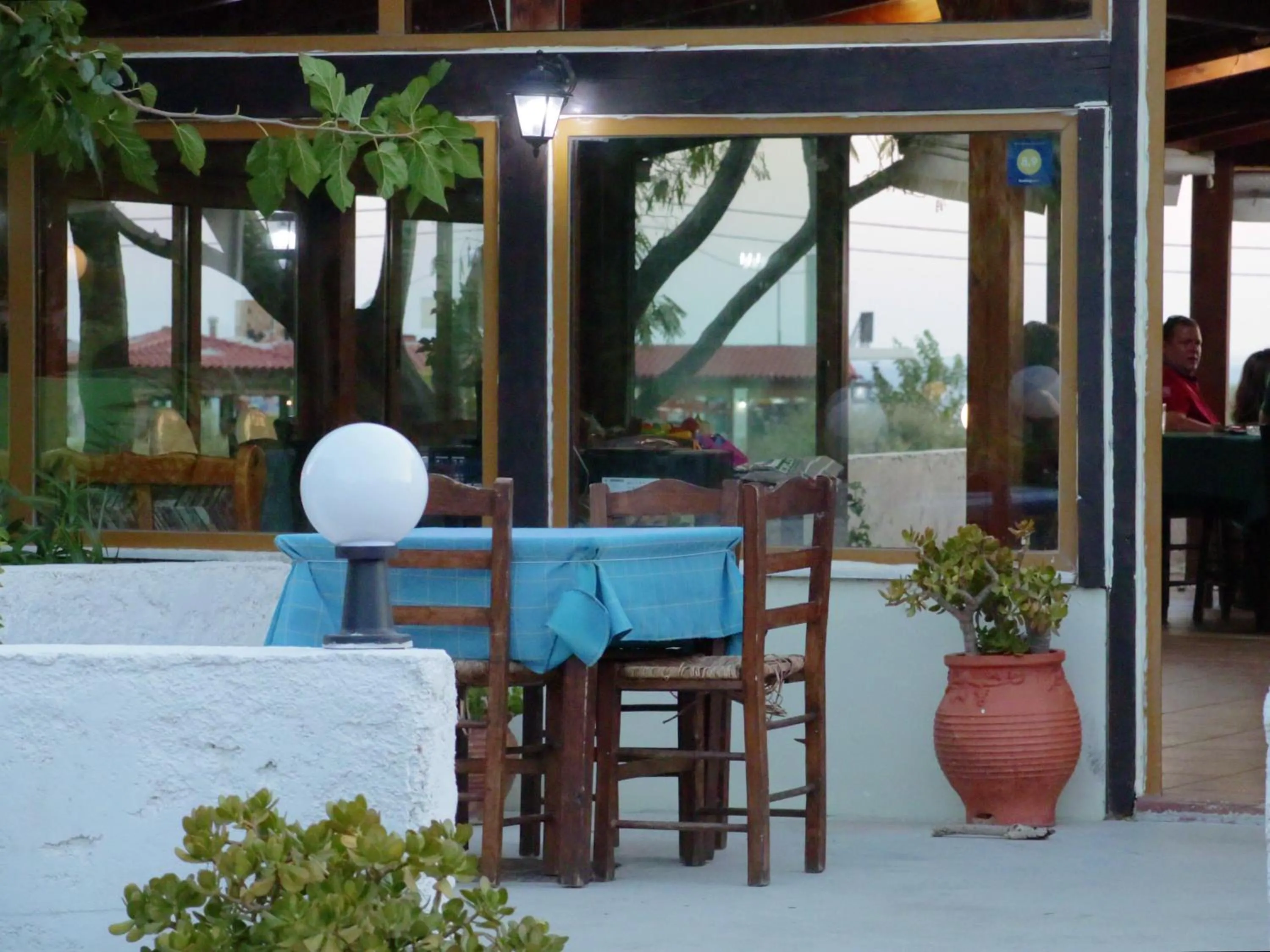 Restaurant/places to eat in Ledakis Studios