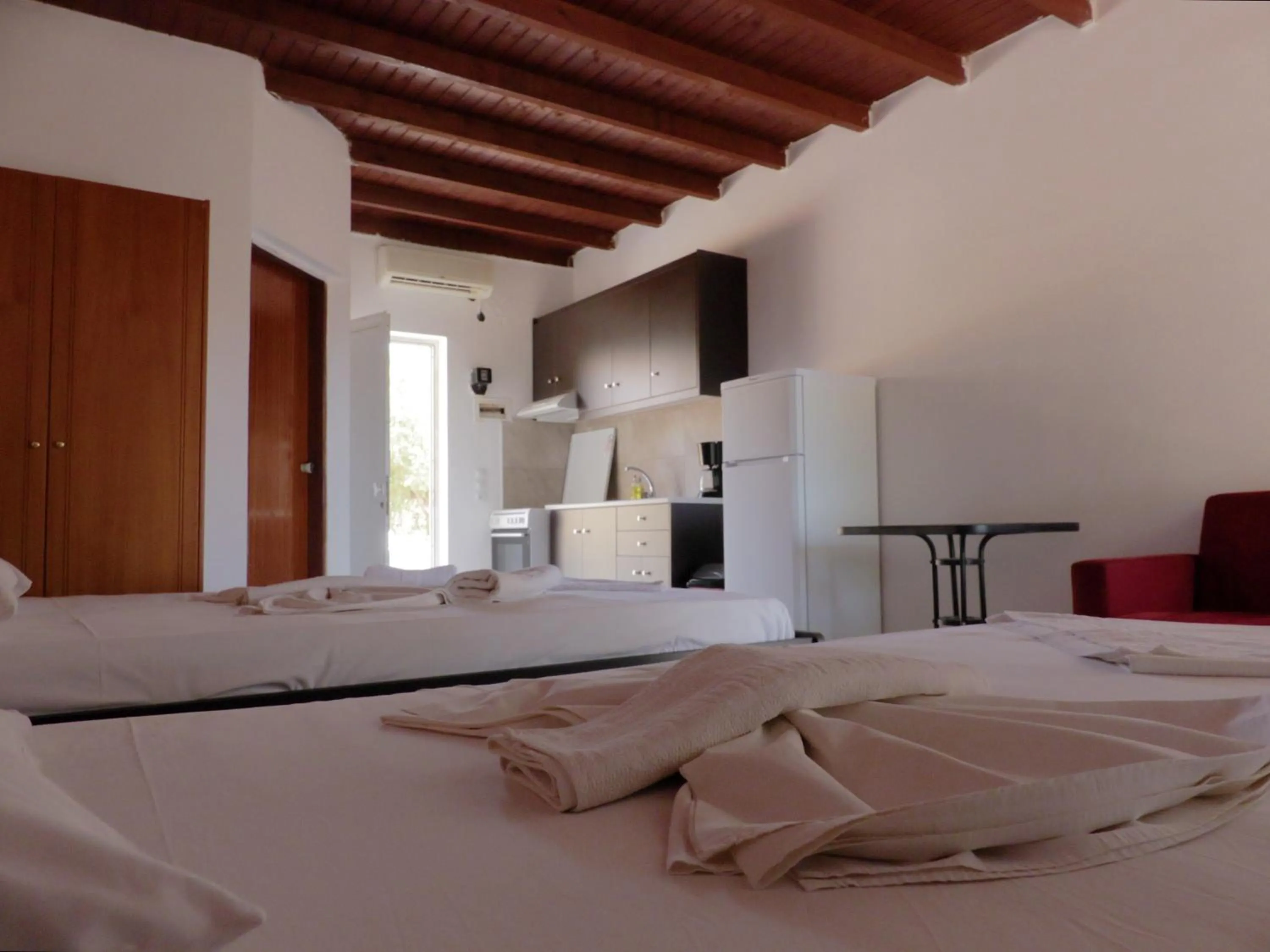 Kitchen or kitchenette, Bed in Ledakis Studios