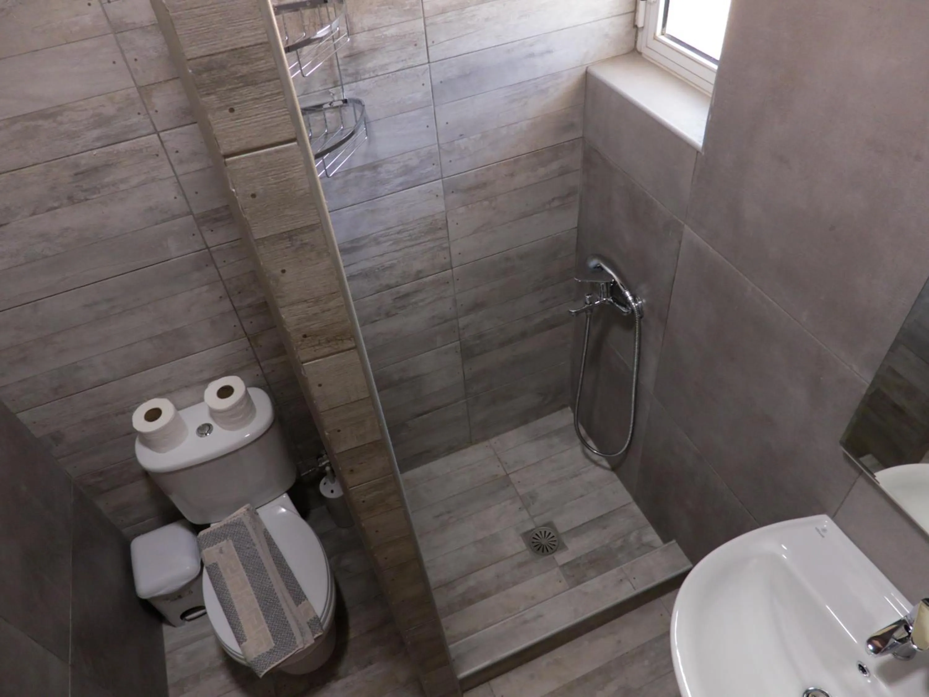 Toilet in Ledakis Studios