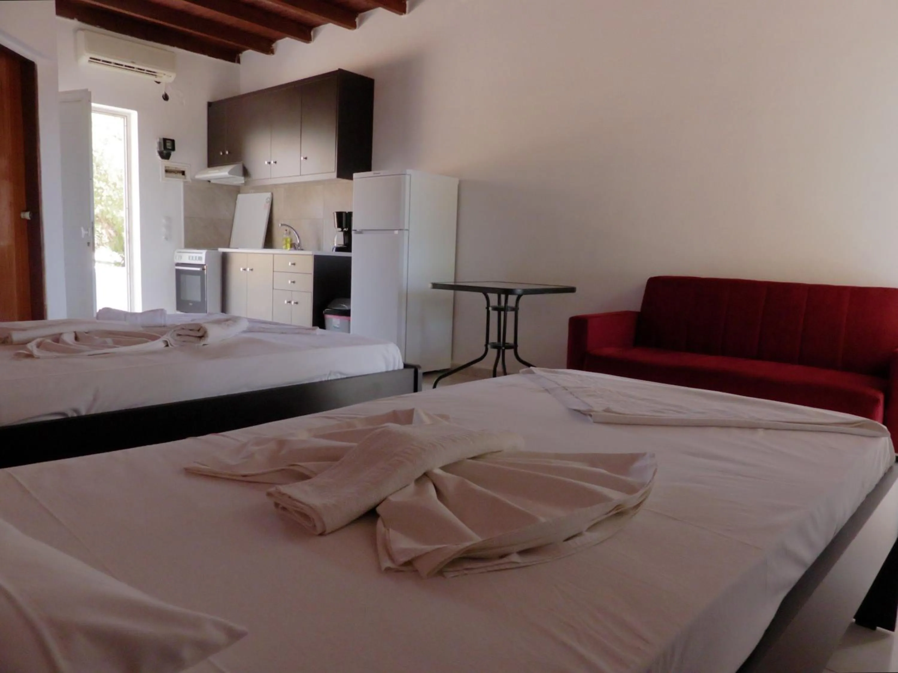 Kitchen or kitchenette, Bed in Ledakis Studios