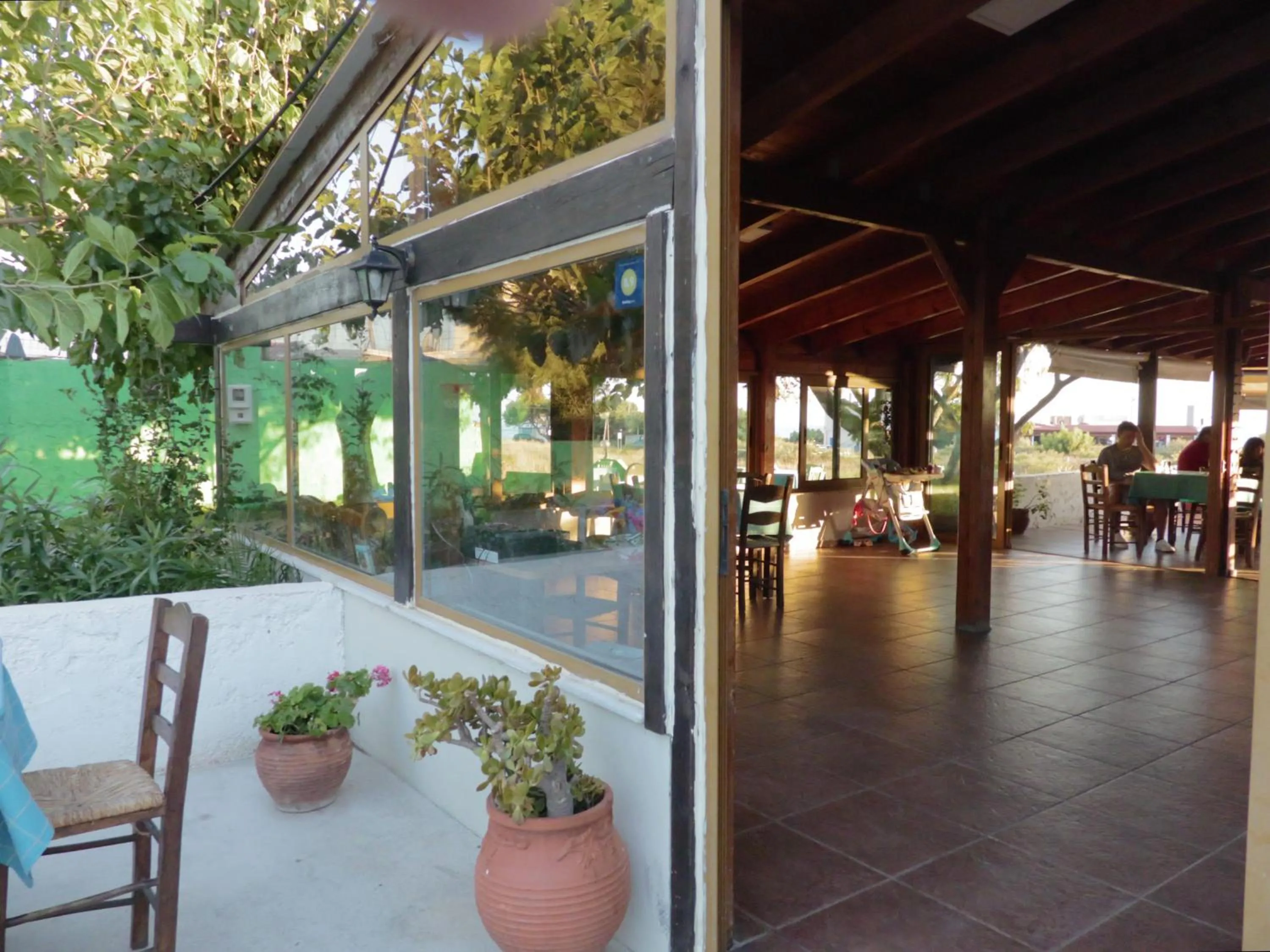 Restaurant/places to eat in Ledakis Studios