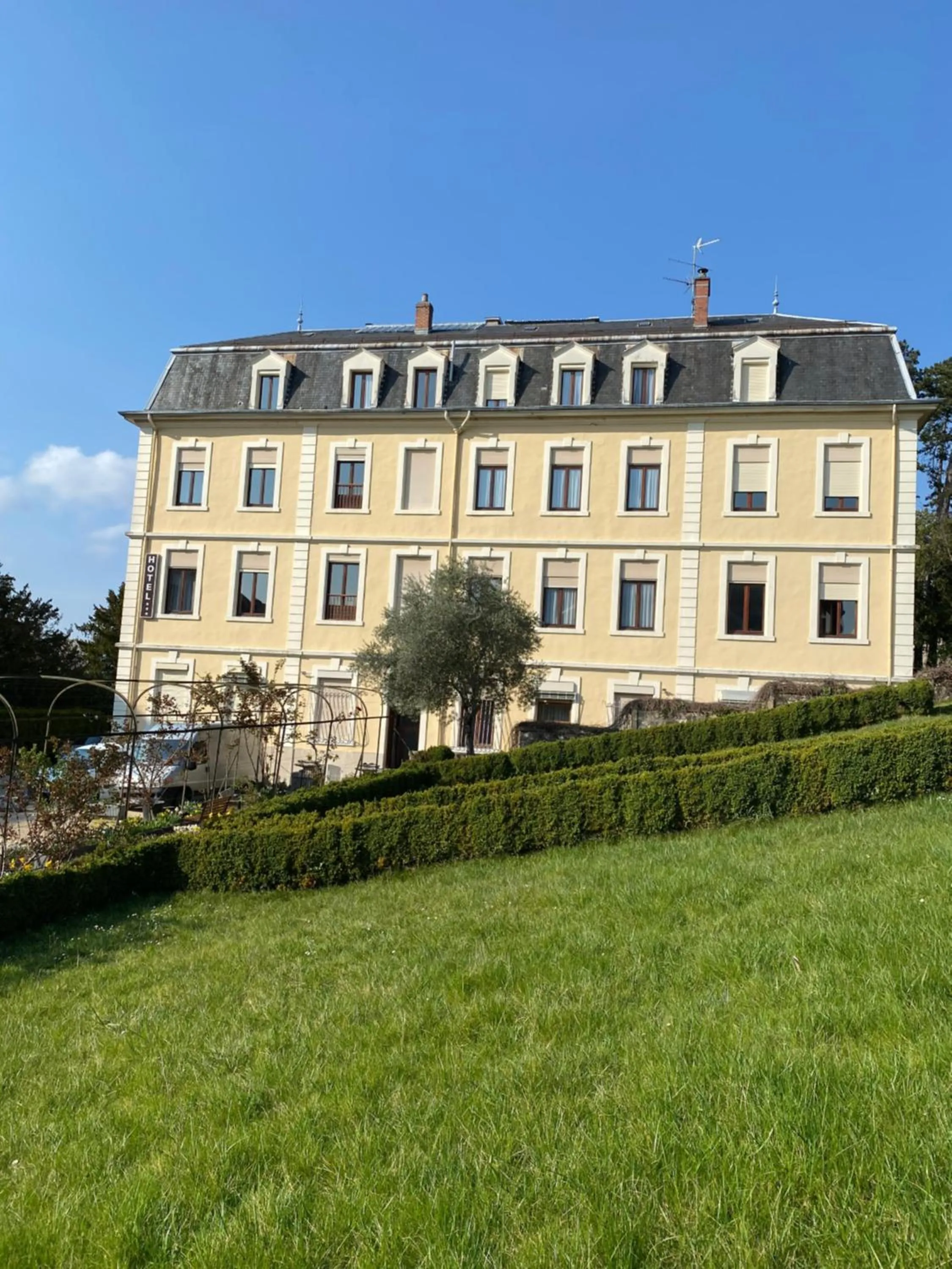 Property building in Hotel des Eaux