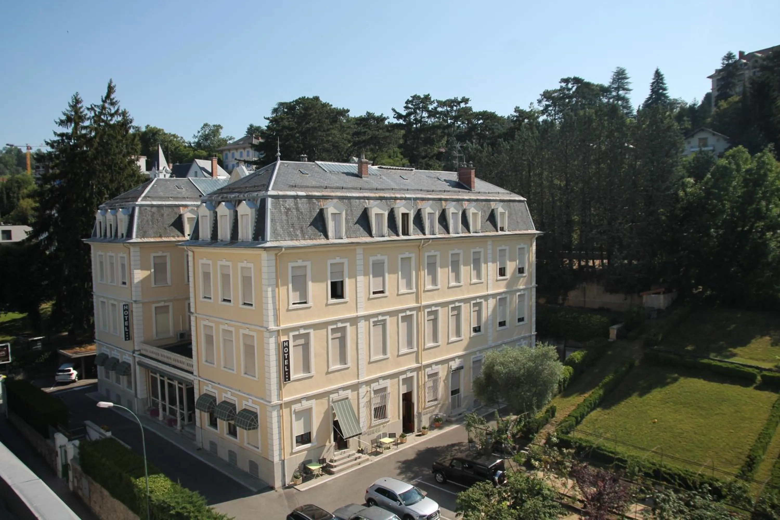 Property building in Hotel des Eaux