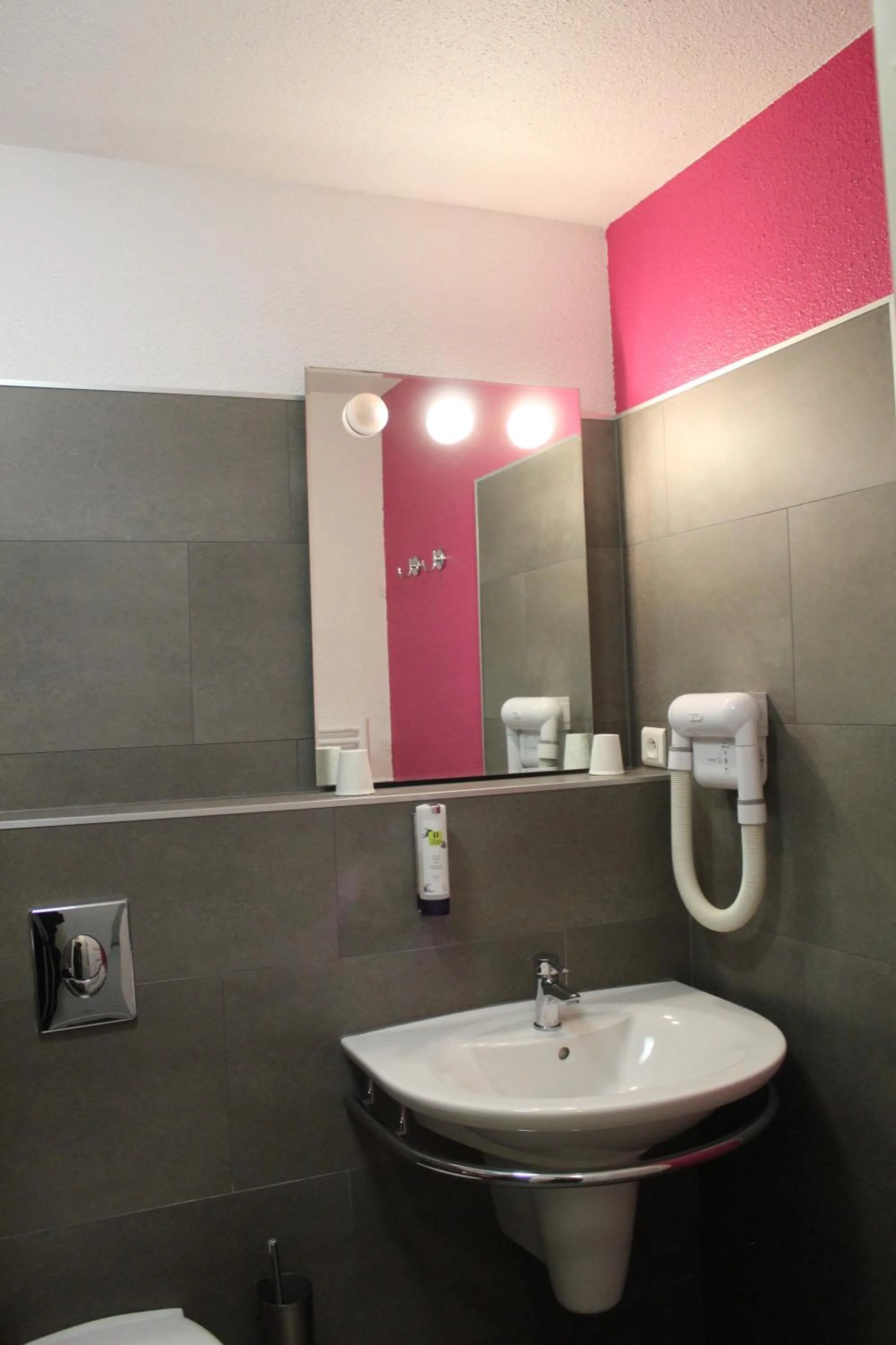 Bathroom in Enzo Hôtels Premier Prix - Logis Amnéville