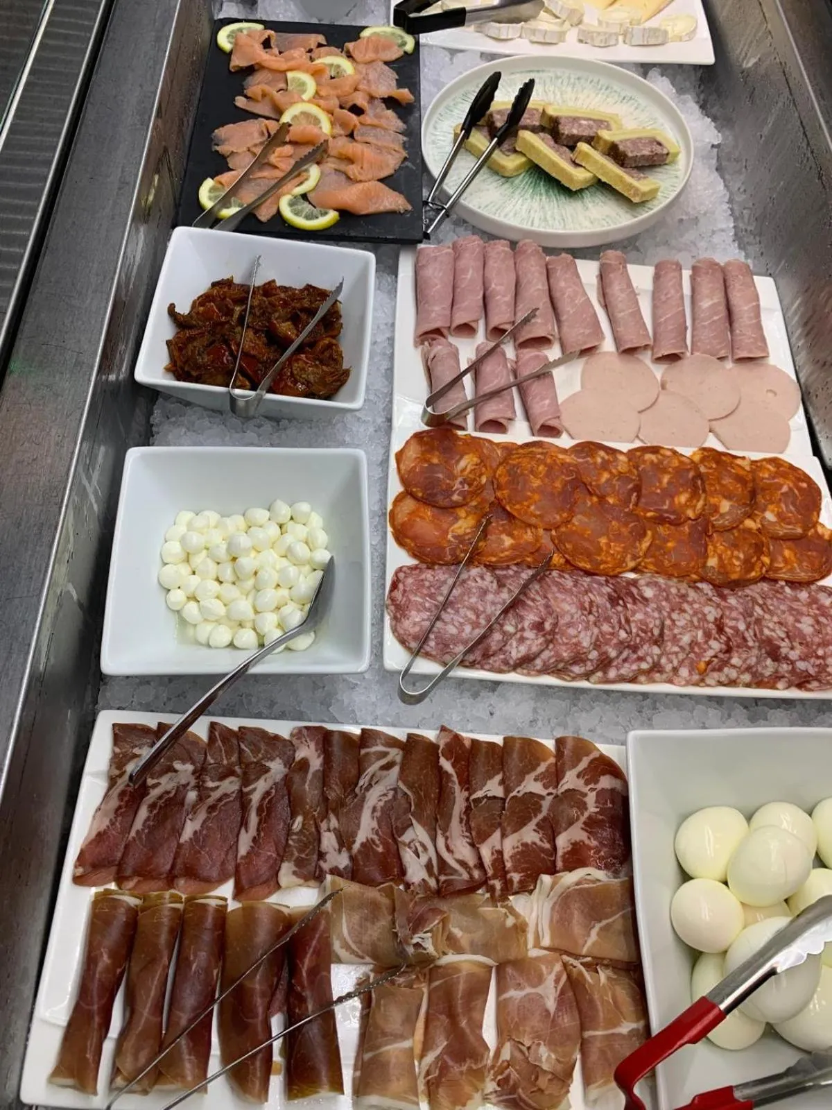 Breakfast in Enzo Hôtels Premier Prix - Logis Amnéville