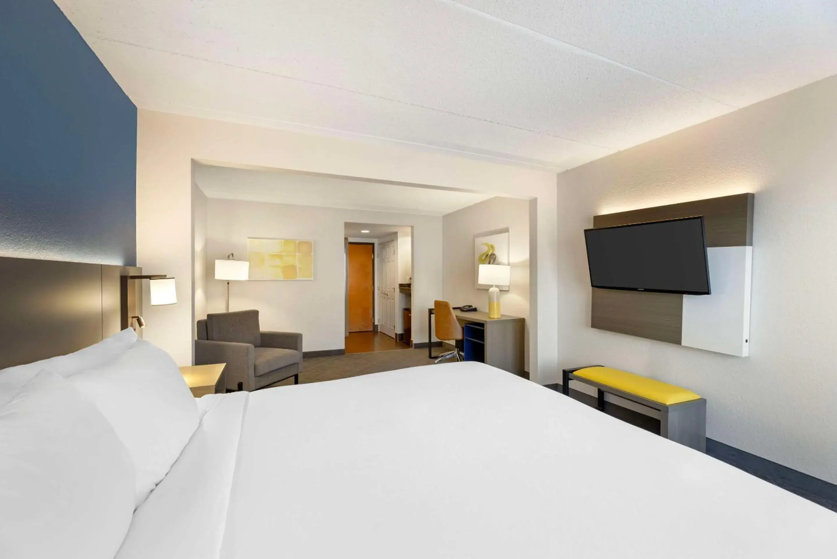 Bedroom, Bed in Wingate by Wyndham - Arlington Heights Bedroom, Bed in Wingate by Wyndham - Arlington Heights