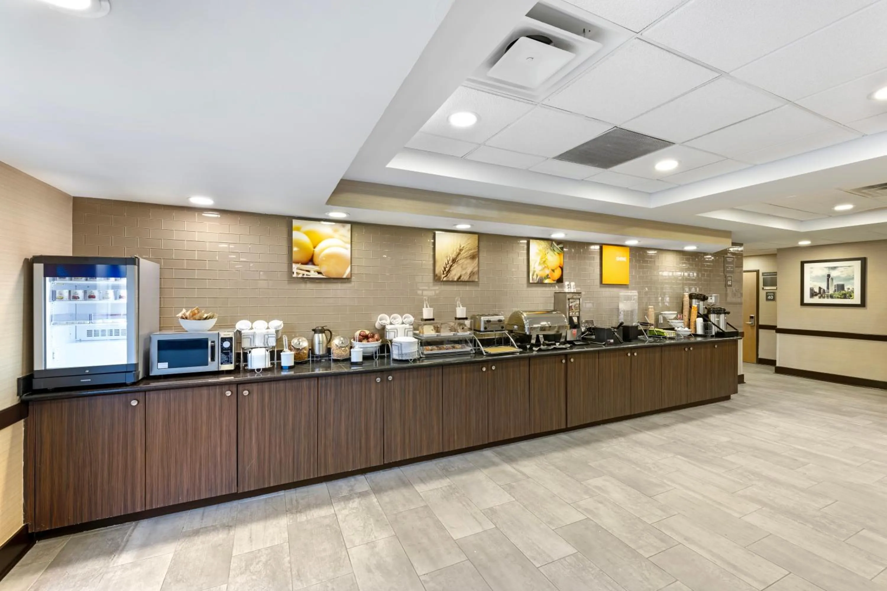 Buffet breakfast in Wingate by Wyndham - Arlington Heights