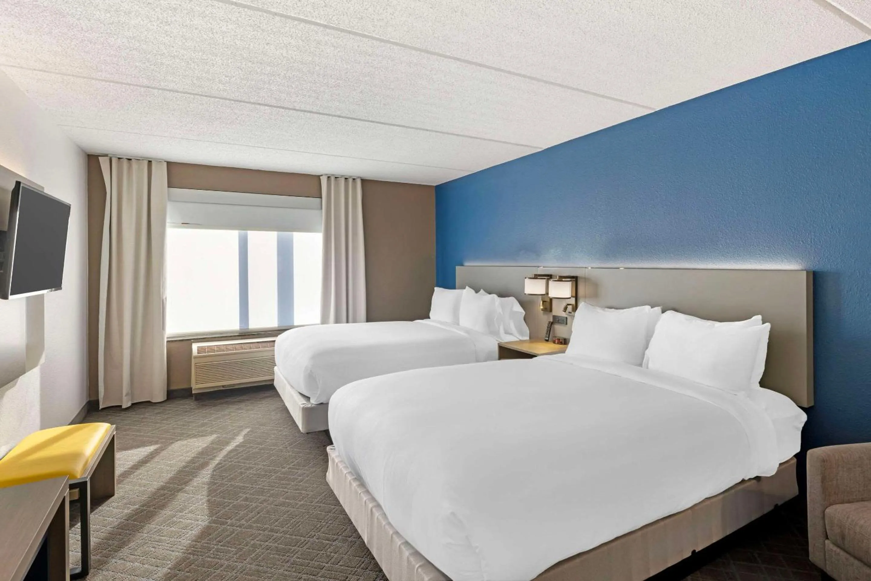 Bedroom, Bed in Wingate by Wyndham - Arlington Heights