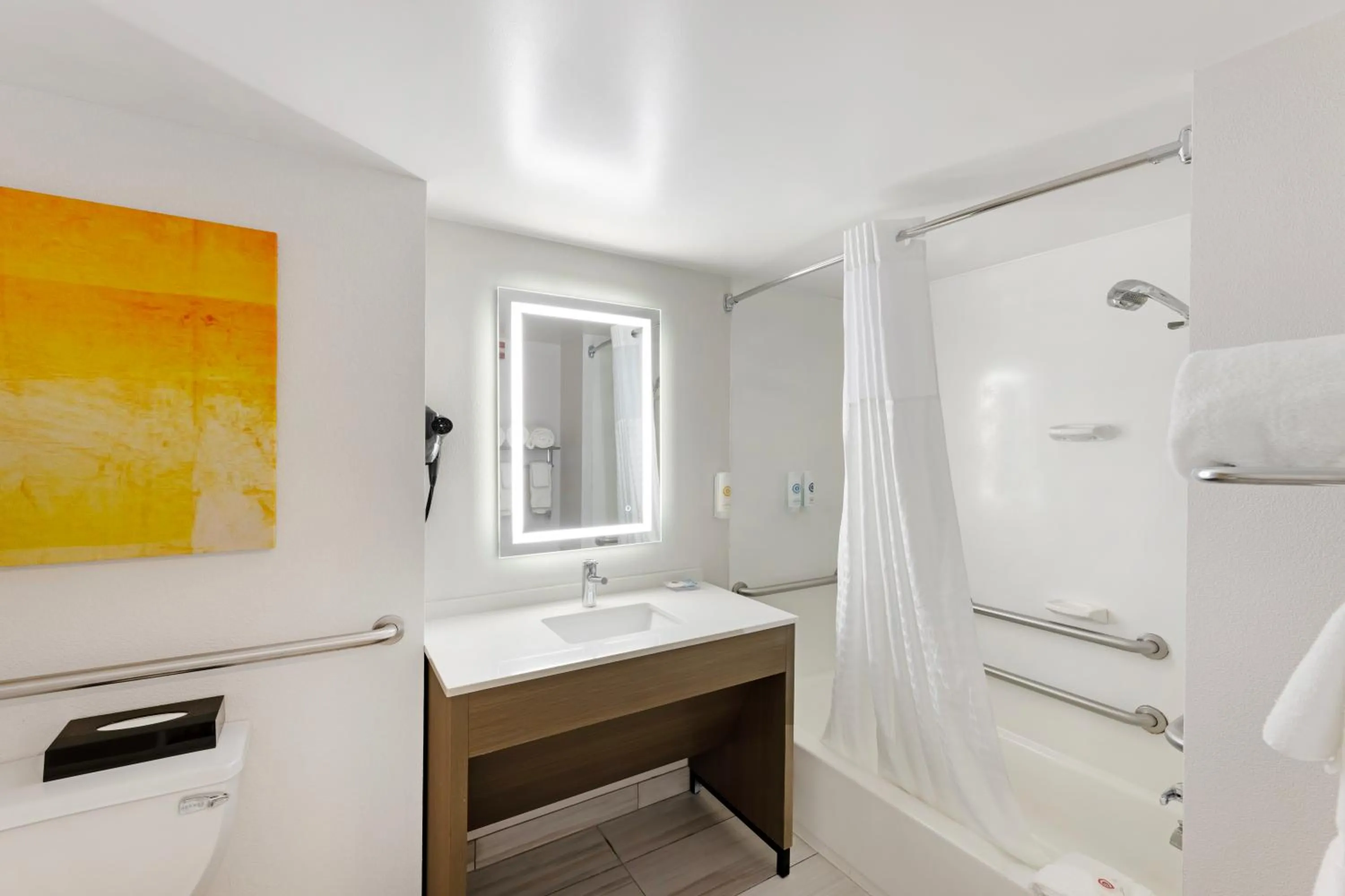 Bathroom, Bed in Wingate by Wyndham - Arlington Heights