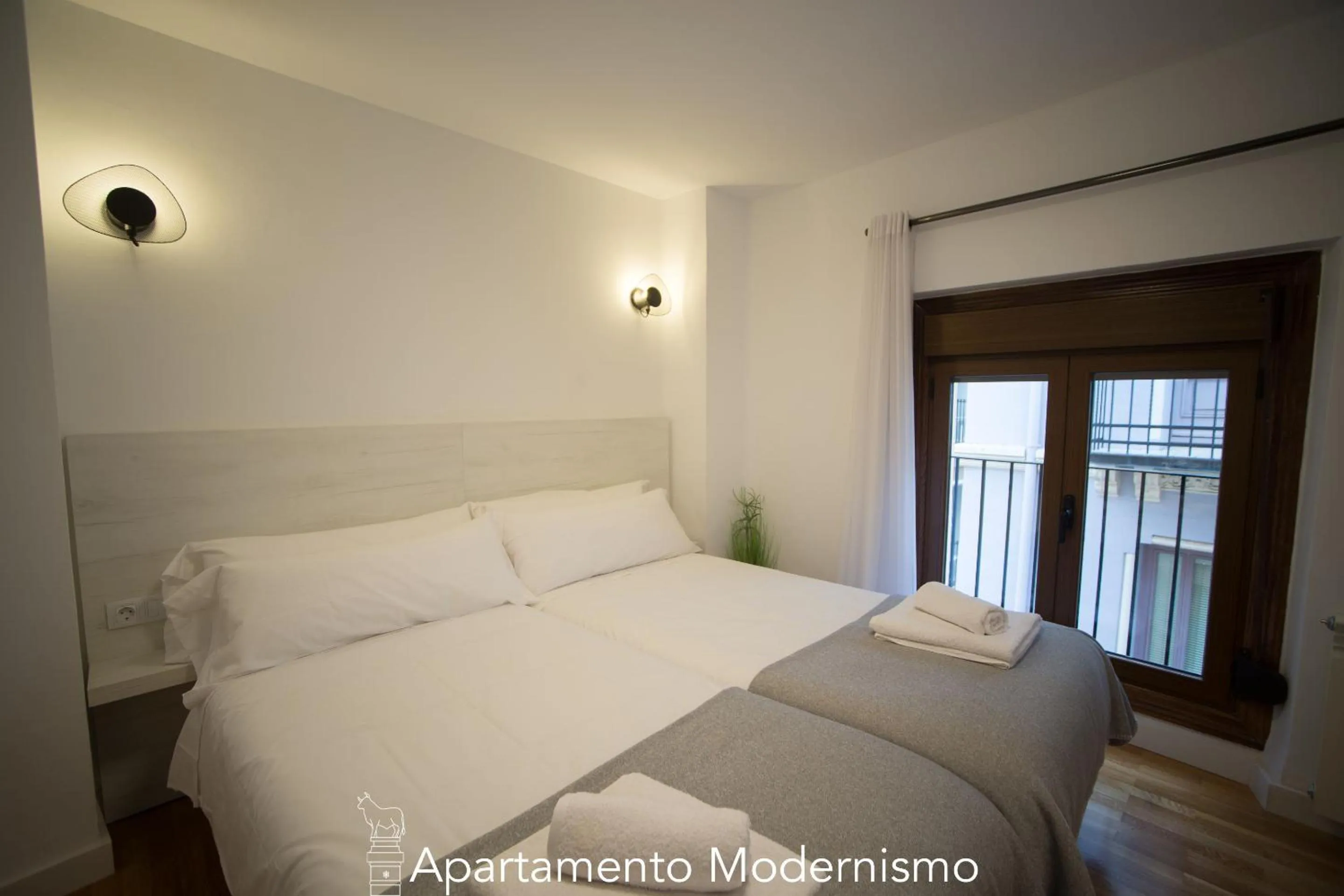 Bedroom, Bed in Apartamentos Plaza del Torico Teruel