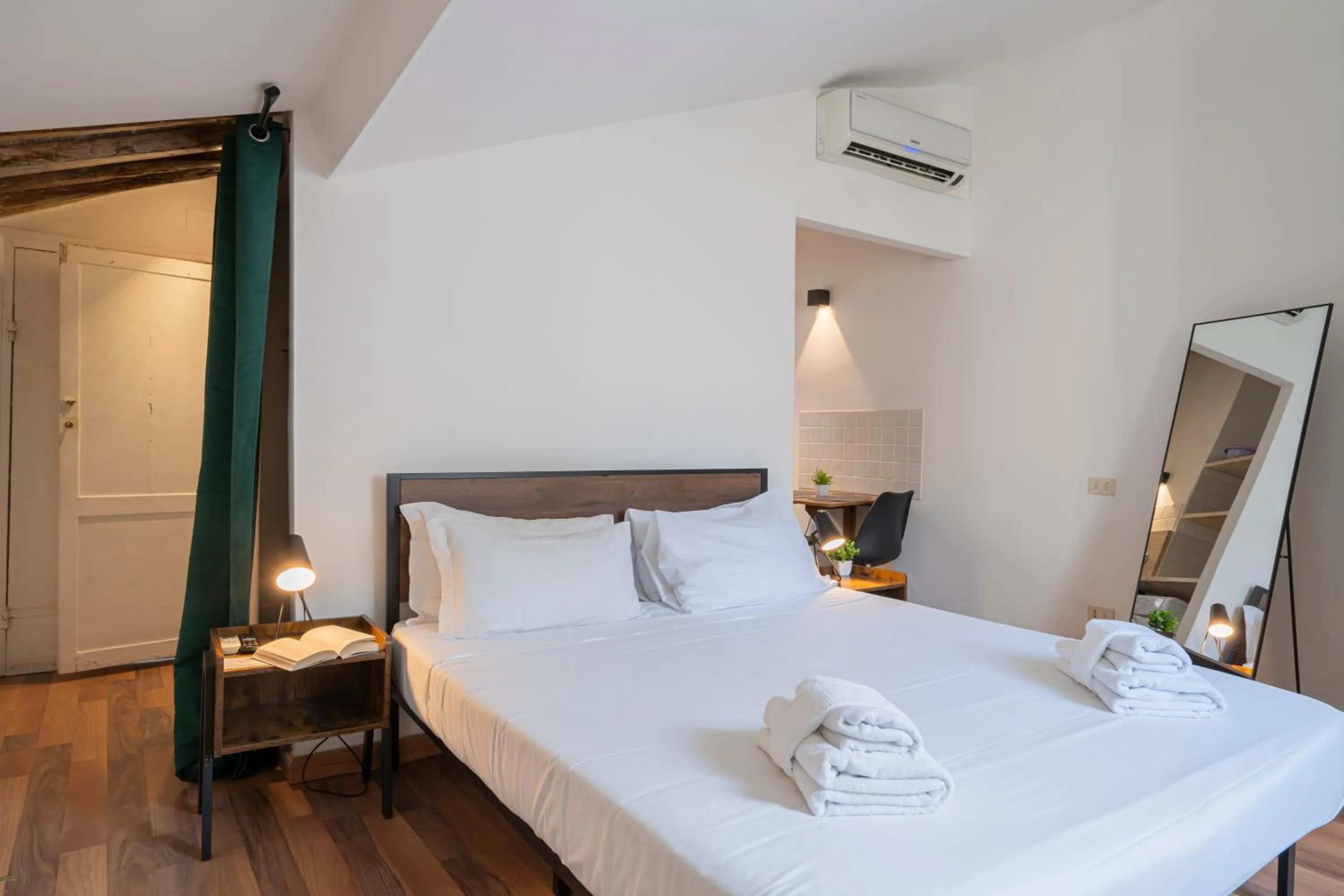 Bedroom, Bed in Campo de' Fiori 34