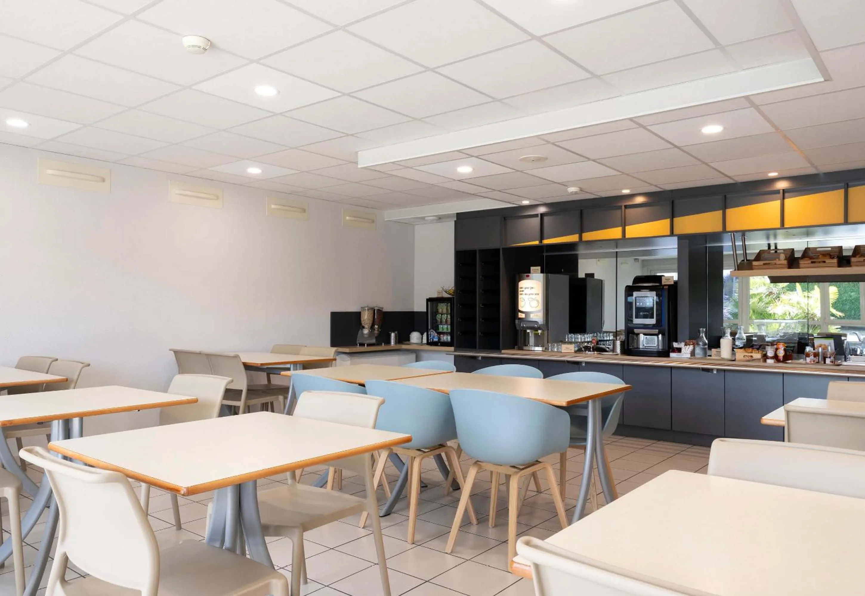 Restaurant/places to eat in B&B HOTEL Pau Lescar