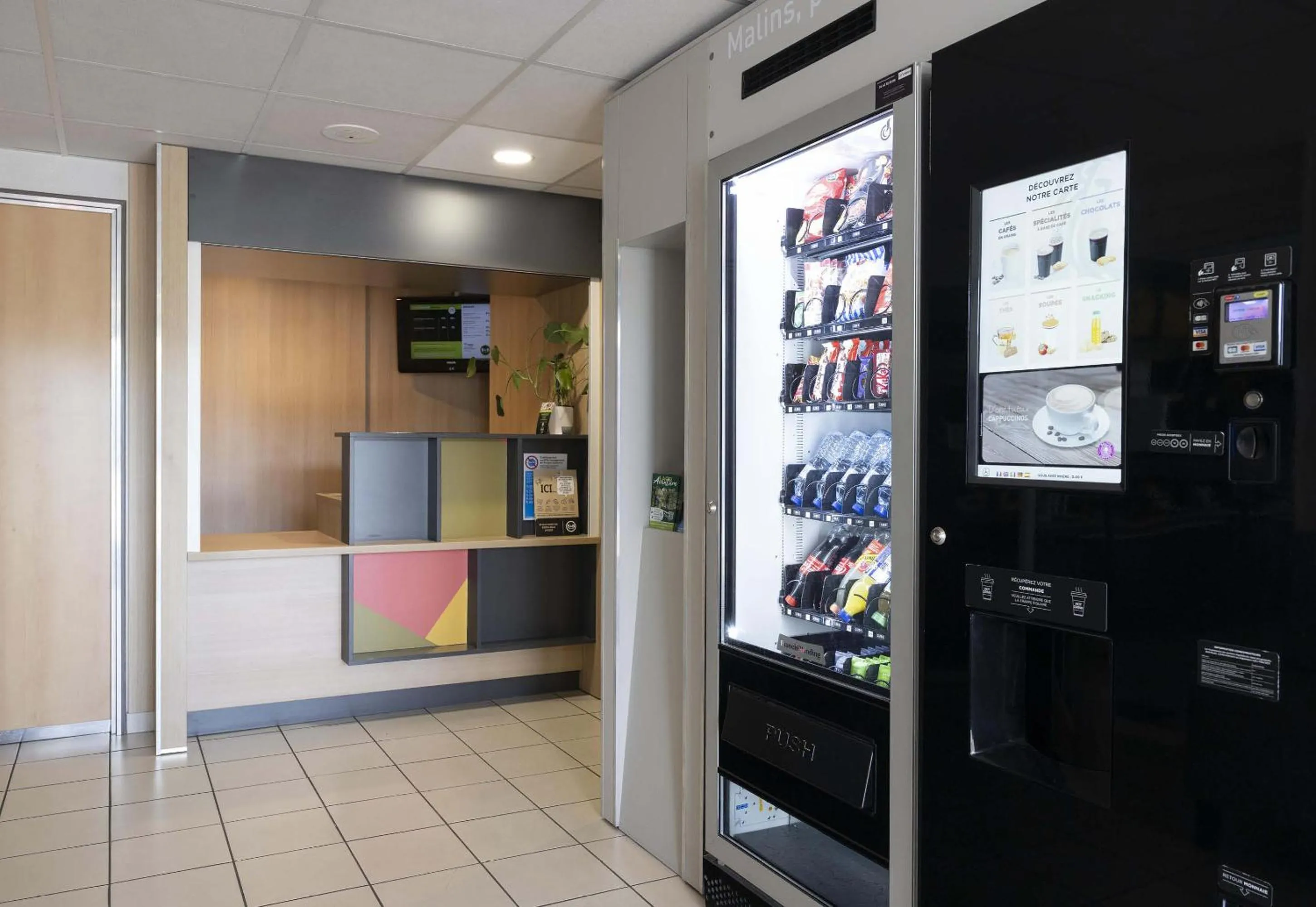 Lobby or reception in B&B HOTEL Pau Lescar