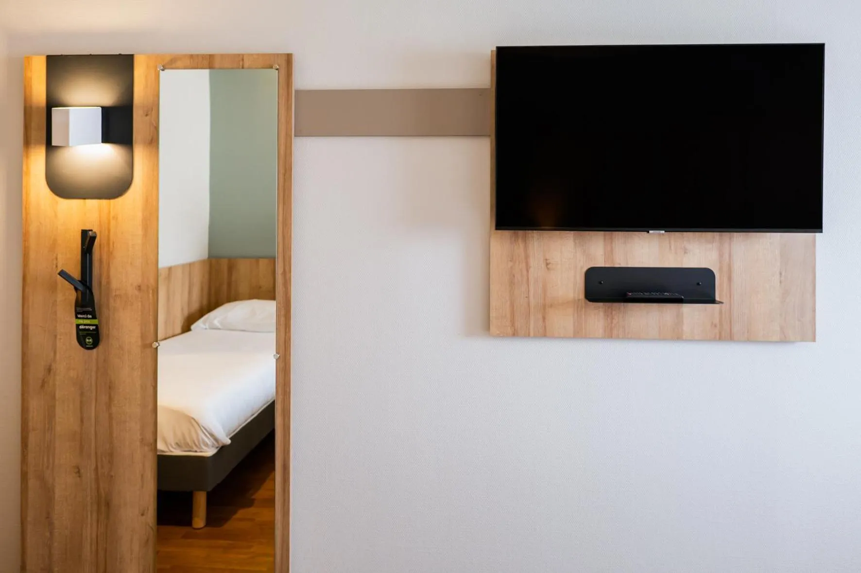 Bed in B&B HOTEL Pau Lescar