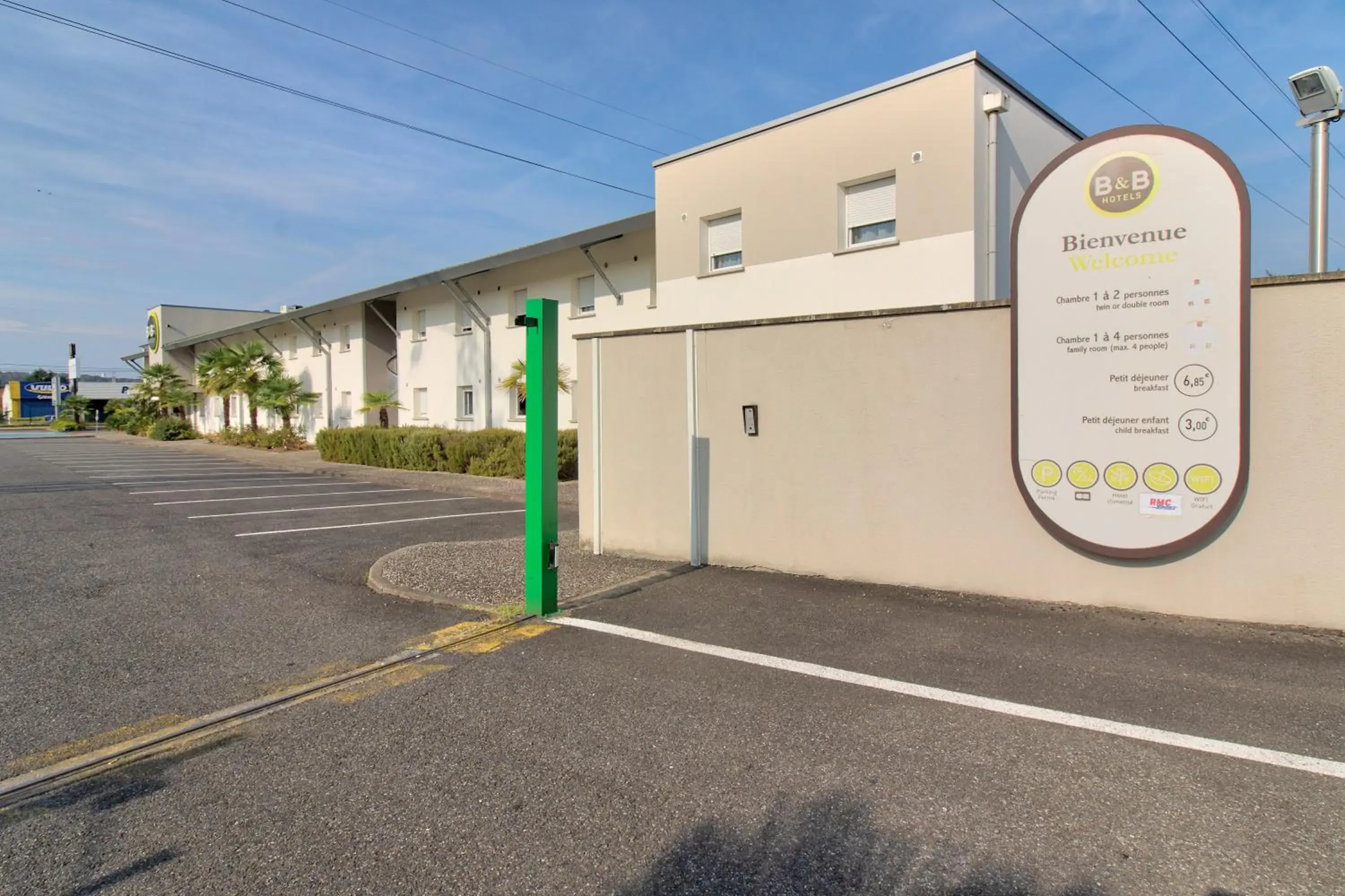 Facade/entrance in B&B HOTEL Pau Lescar Facade/entrance in B&B HOTEL Pau Lescar