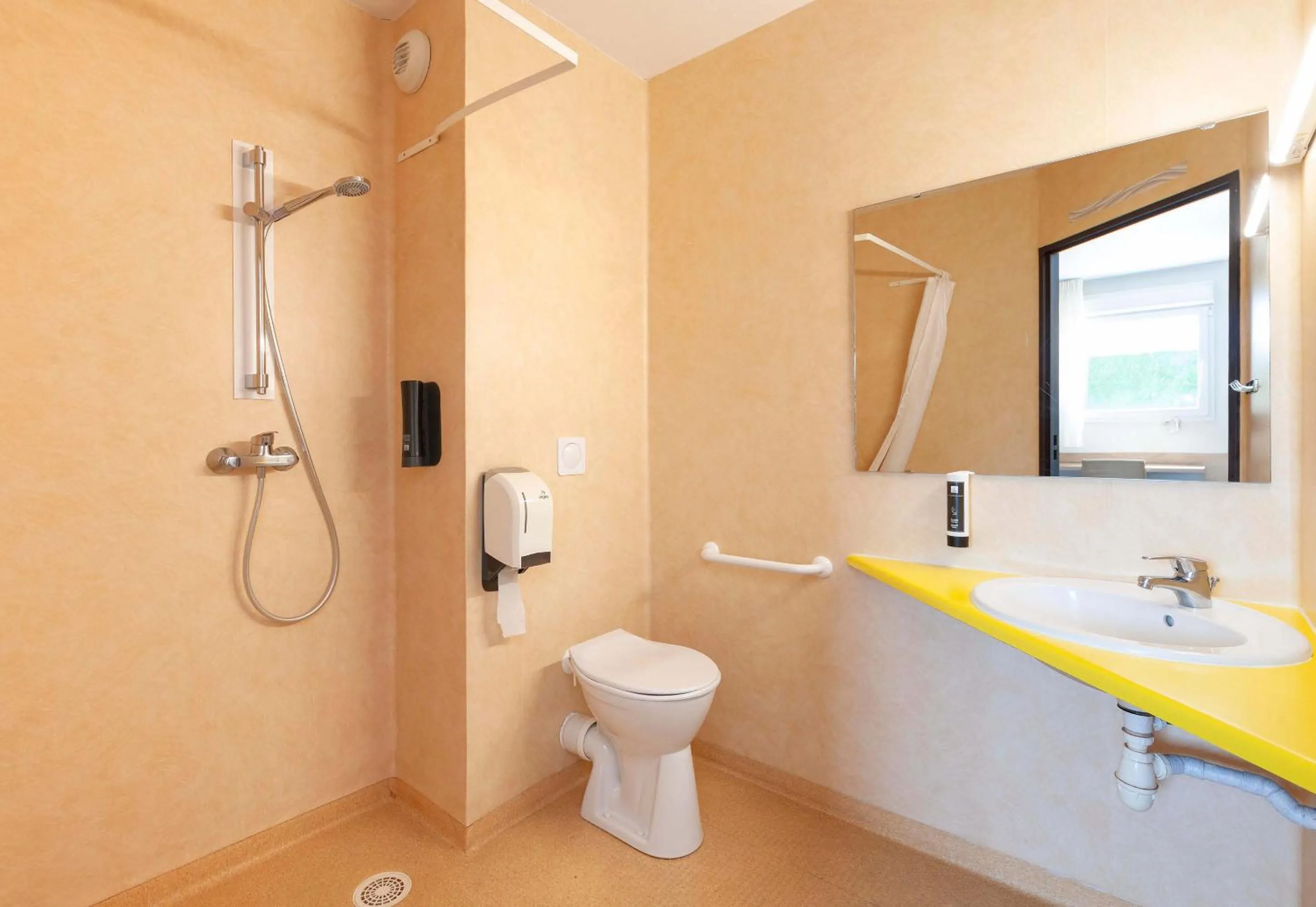 Bathroom in B&B HOTEL Pau Lescar