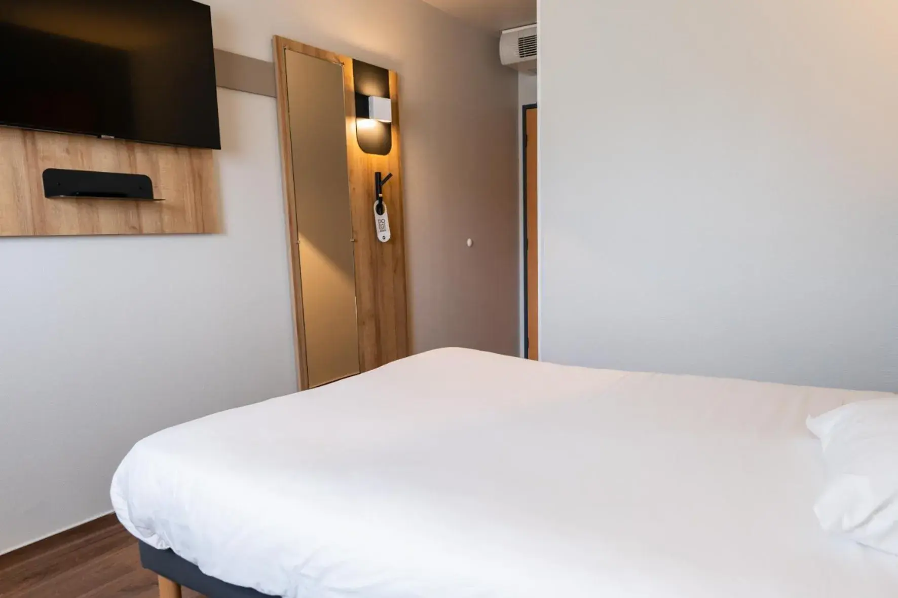 Bed in B&B HOTEL Pau Lescar Bed in B&B HOTEL Pau Lescar