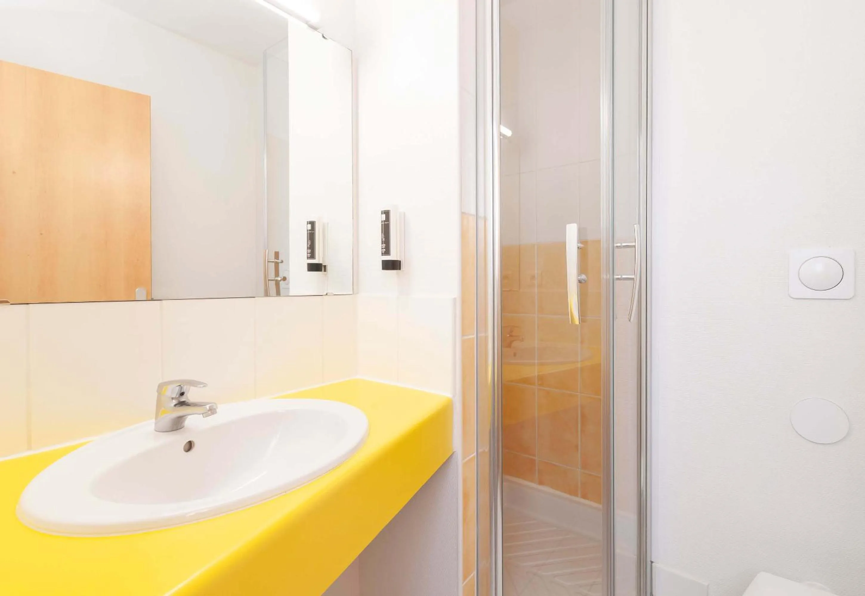 Bathroom in B&B HOTEL Pau Lescar