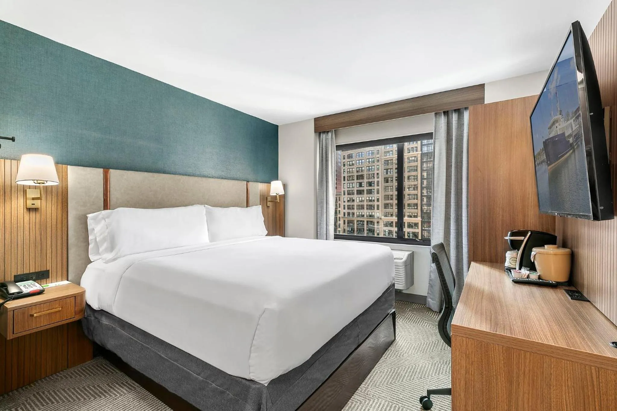 Photo of the whole room, Bed in Holiday Inn Manhattan 6th Ave - Chelsea by IHG