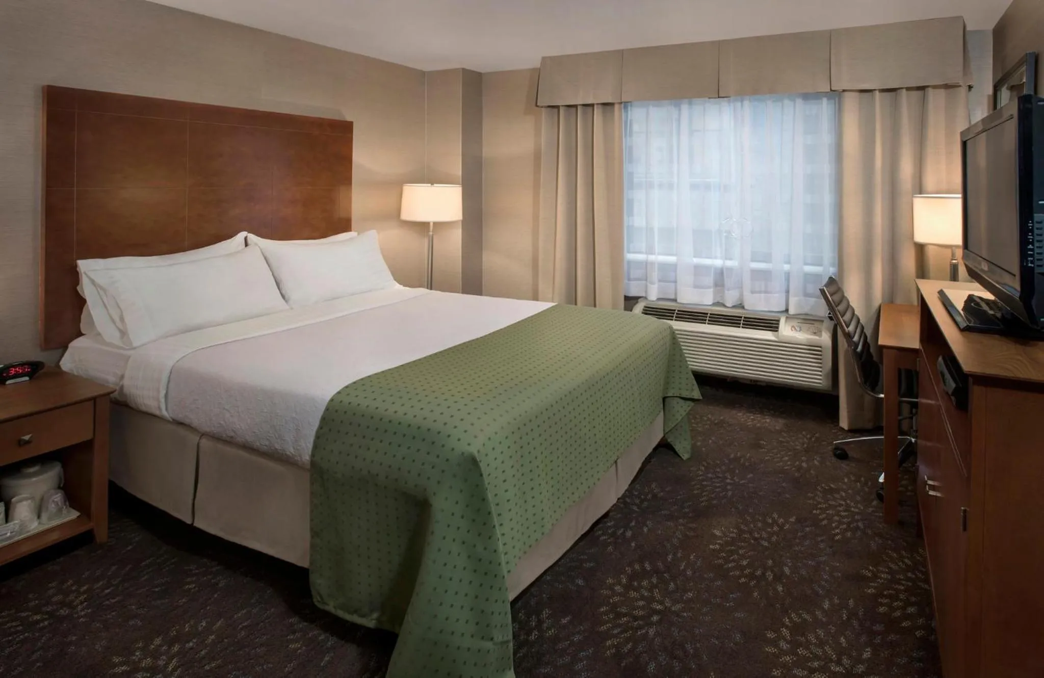 Photo of the whole room, Bed in Holiday Inn Manhattan 6th Ave - Chelsea by IHG