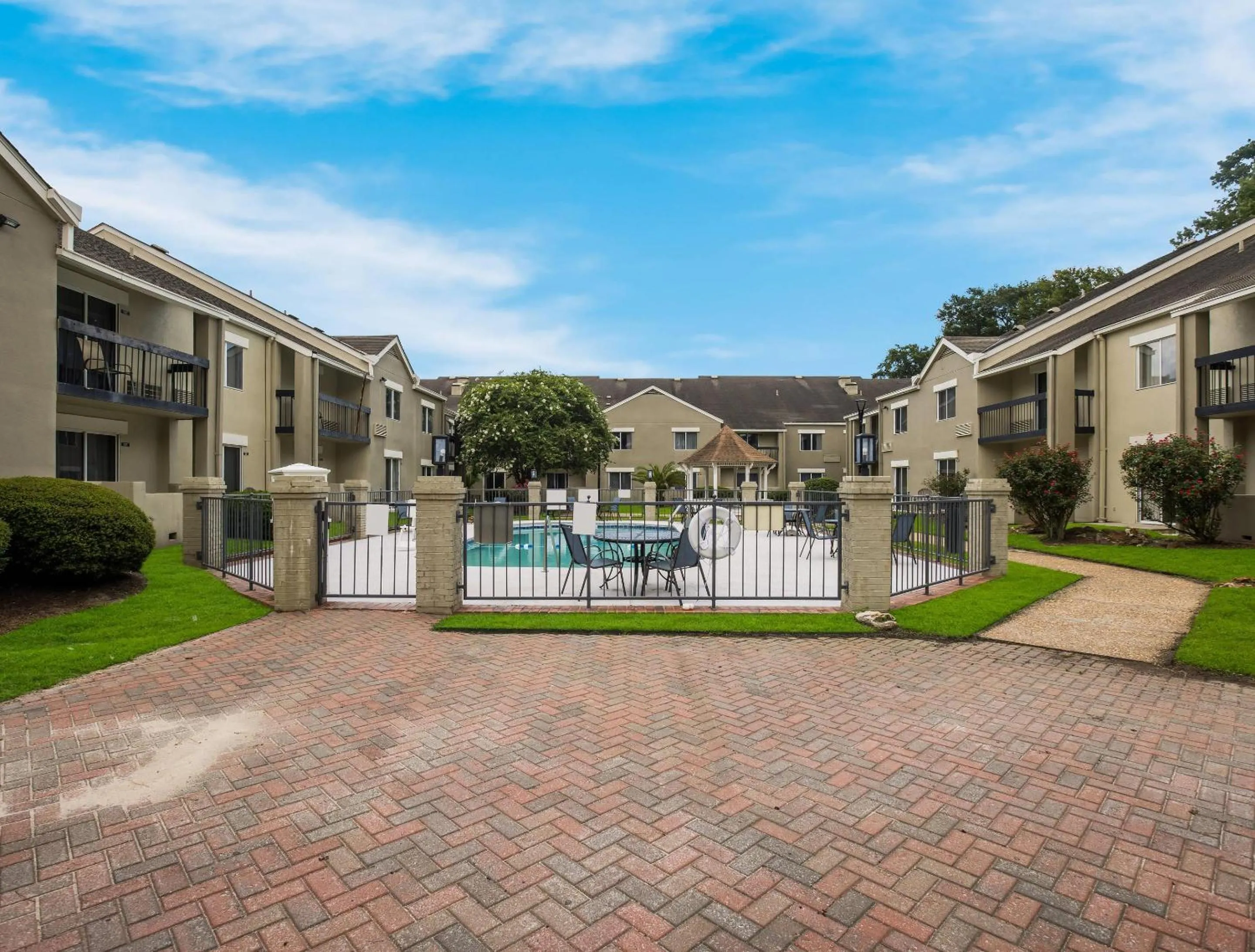 Swimming pool in Sleep Inn Savannah Midtown