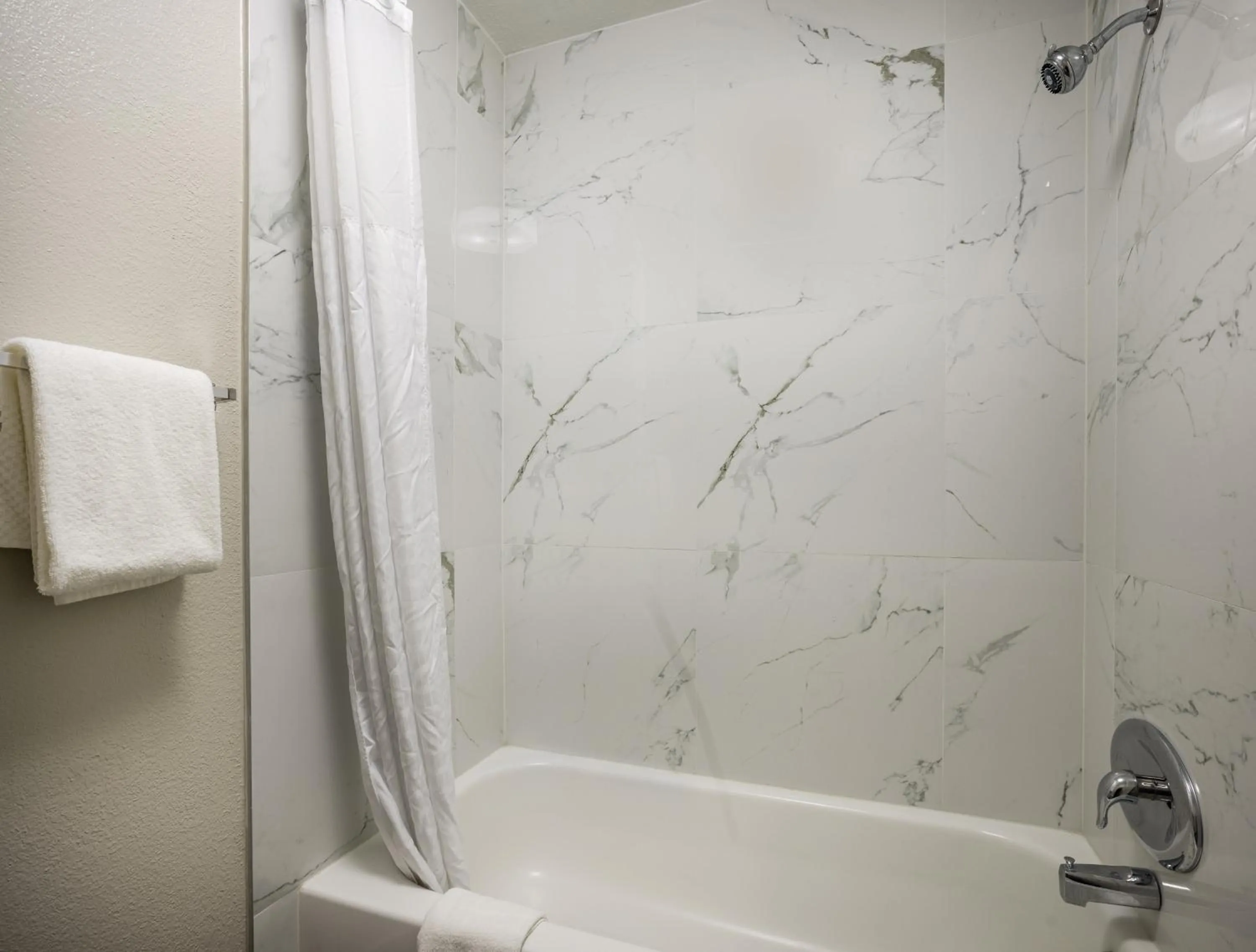 Bath in Sleep Inn Savannah Midtown