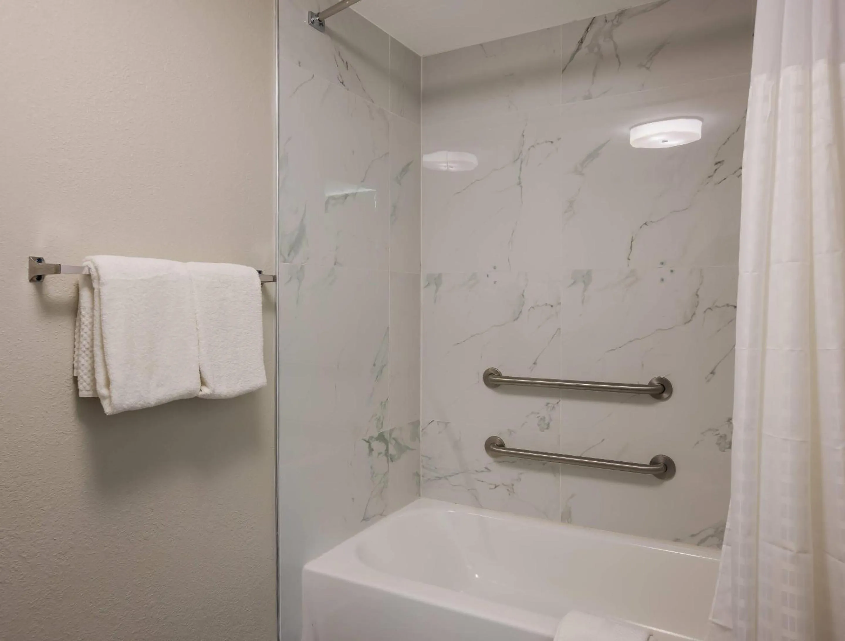 Bedroom in Sleep Inn Savannah Midtown