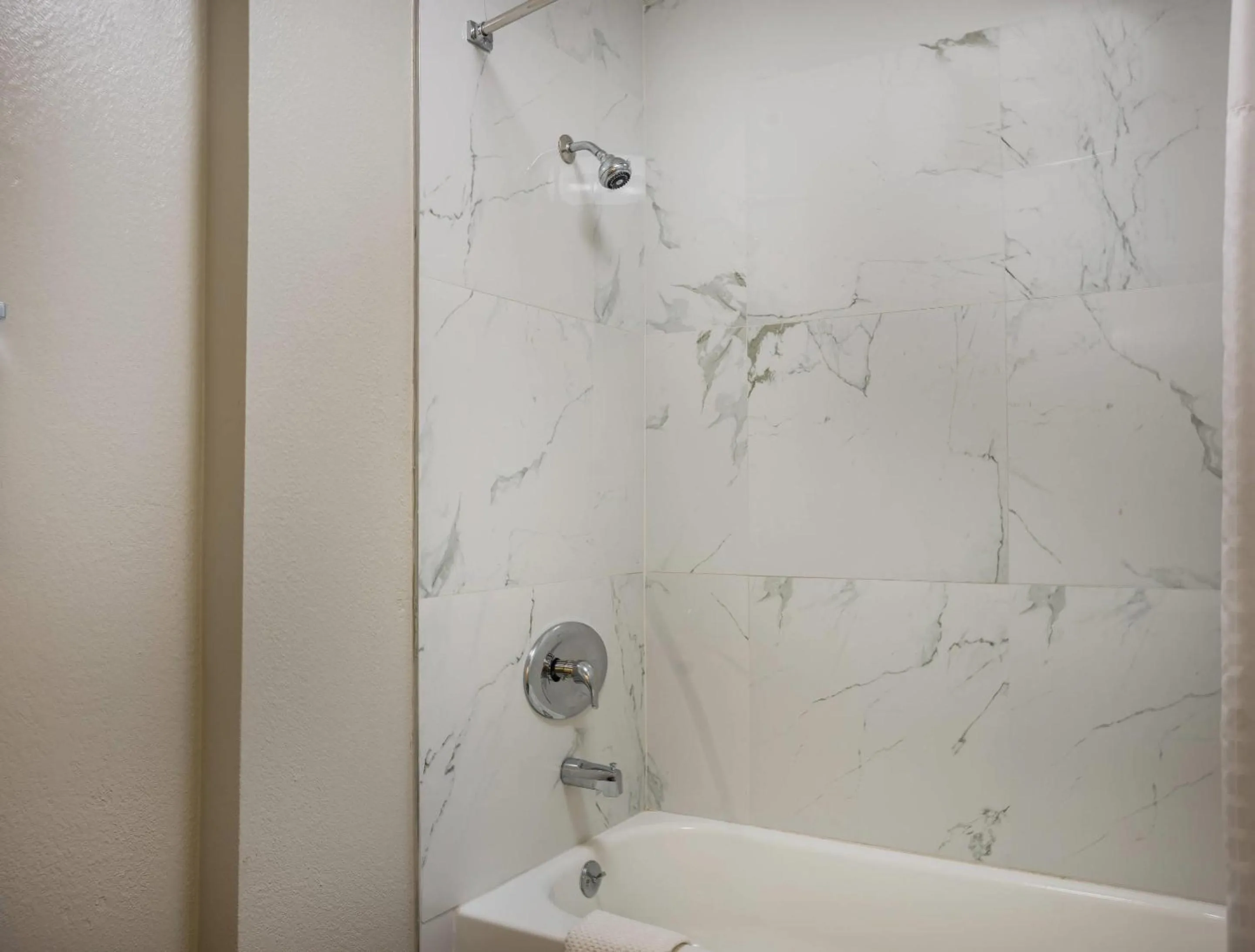 Bedroom in Sleep Inn Savannah Midtown