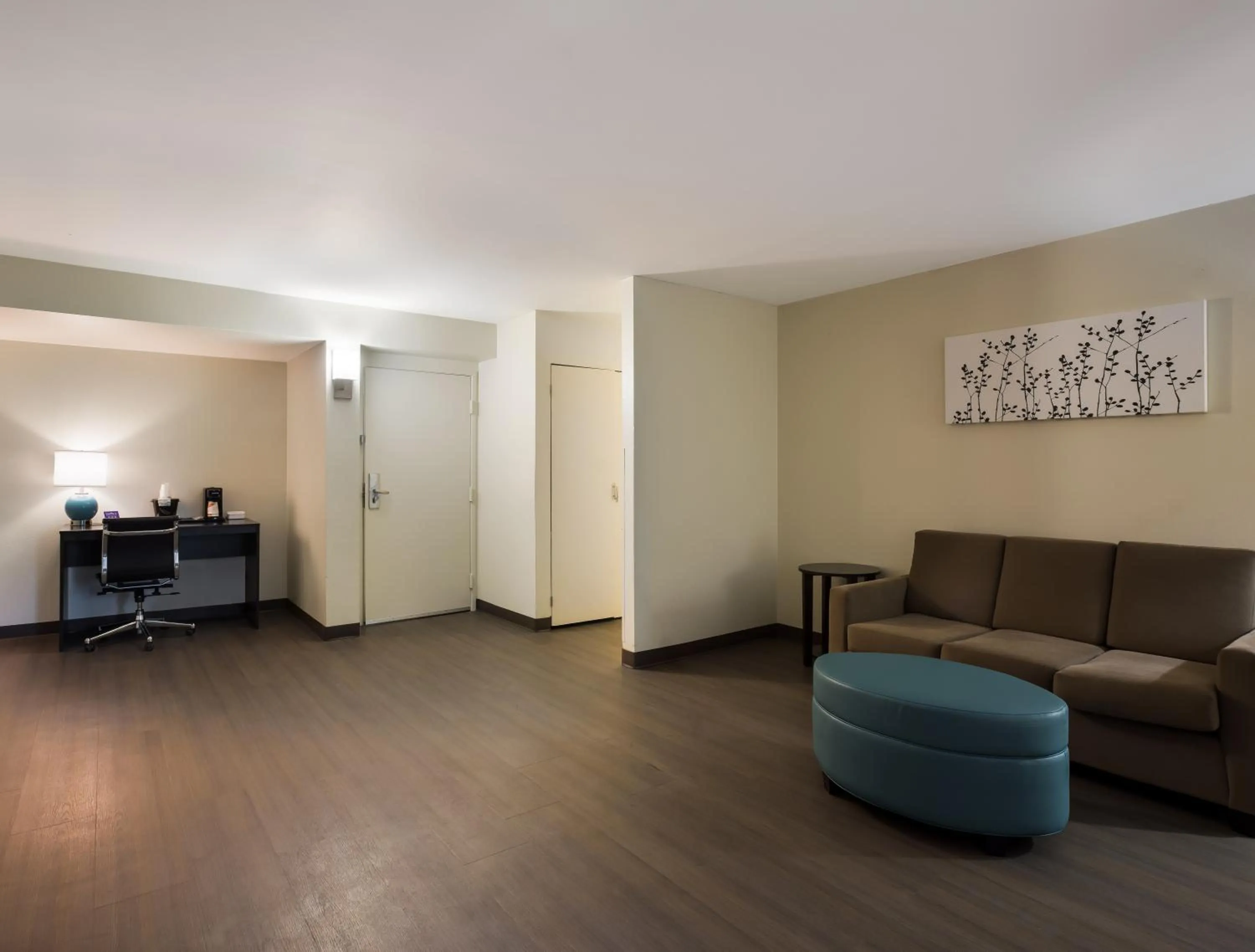 Seating area in Sleep Inn Savannah Midtown