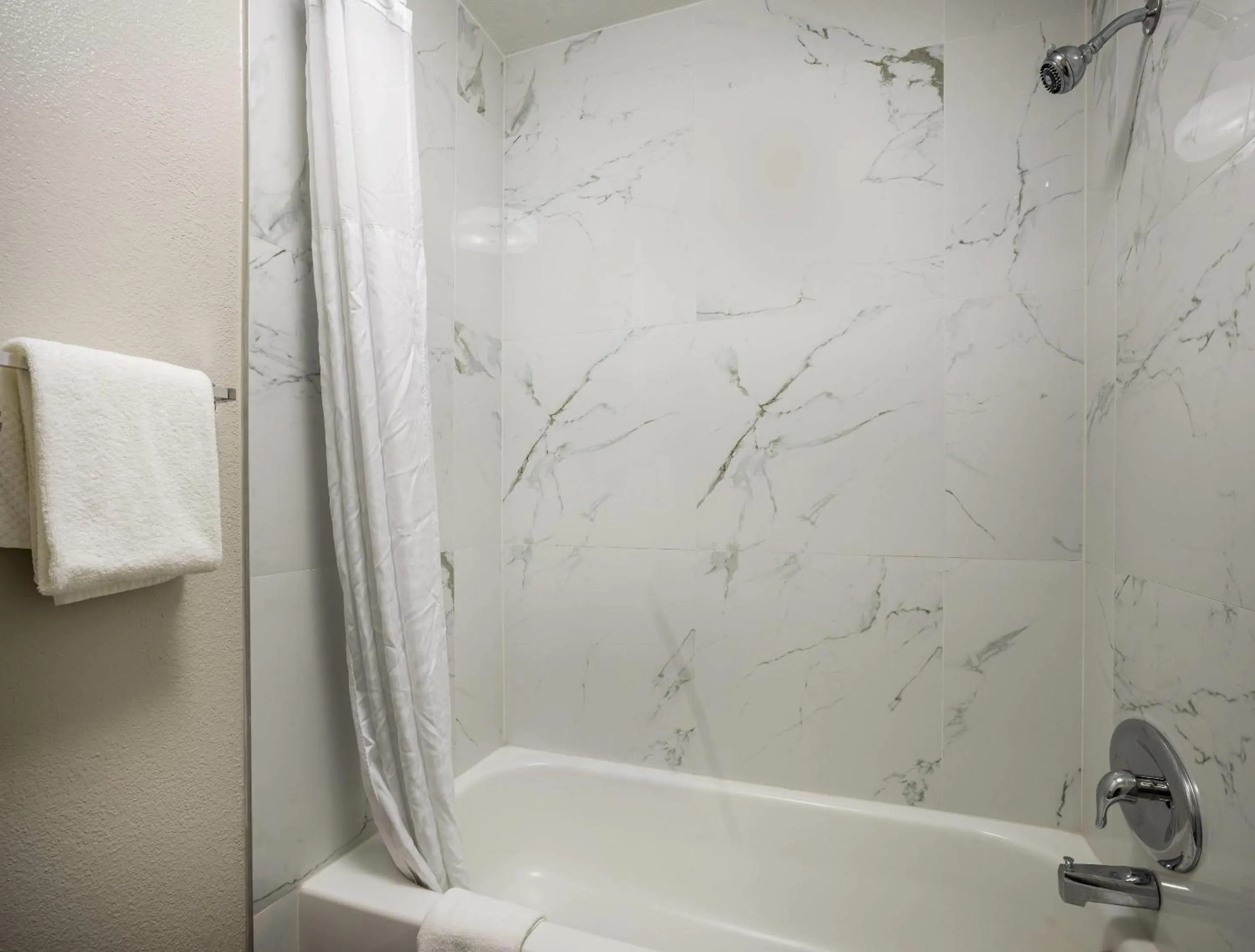 Bedroom in Sleep Inn Savannah Midtown