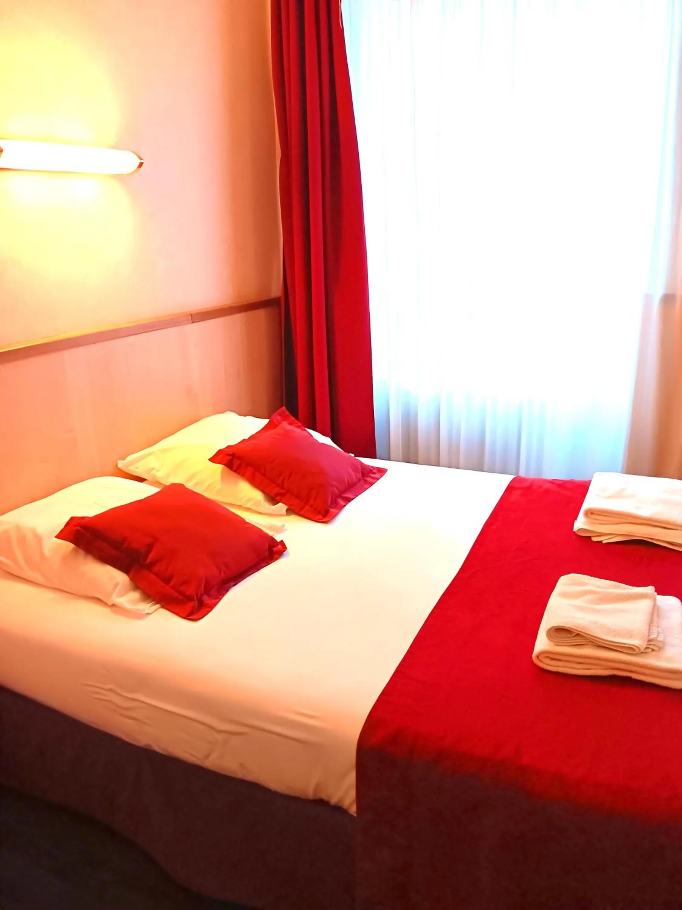 Bedroom, Bed in Logis Hôtel Restaurant Le Palous