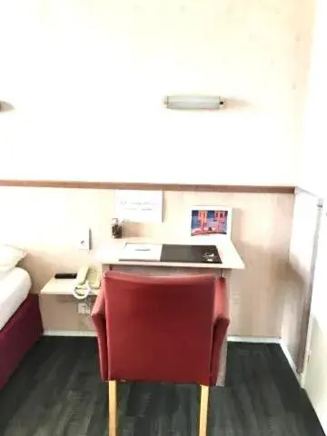 Bedroom, Bed in Logis Hôtel Restaurant Le Palous Bedroom, Bed in Logis Hôtel Restaurant Le Palous