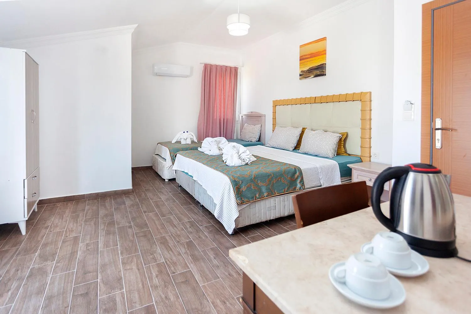 Photo of the whole room, Bed in London Hotel