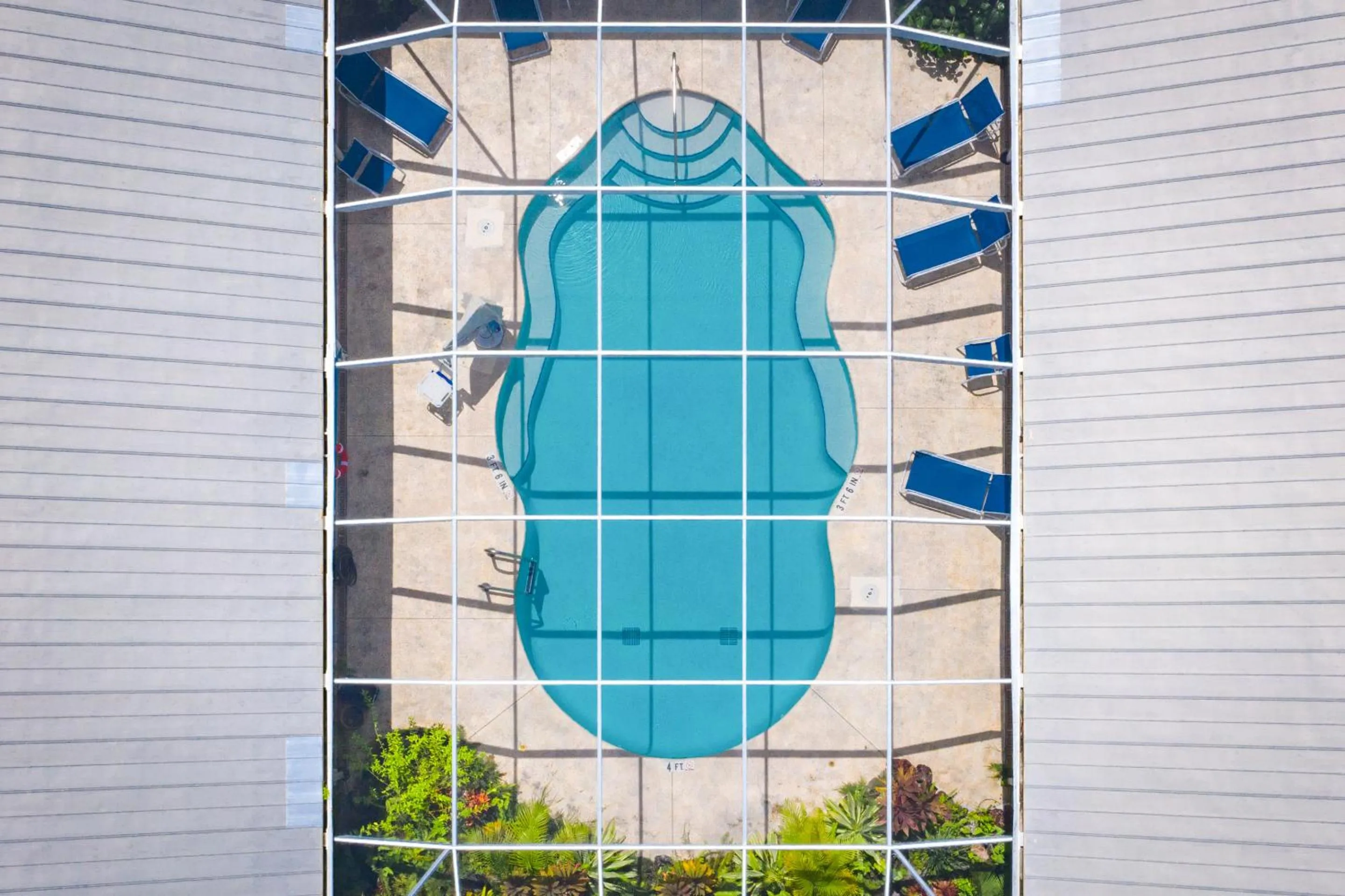 Swimming pool in Everglades Adventures Hotel Suites by Ivey House