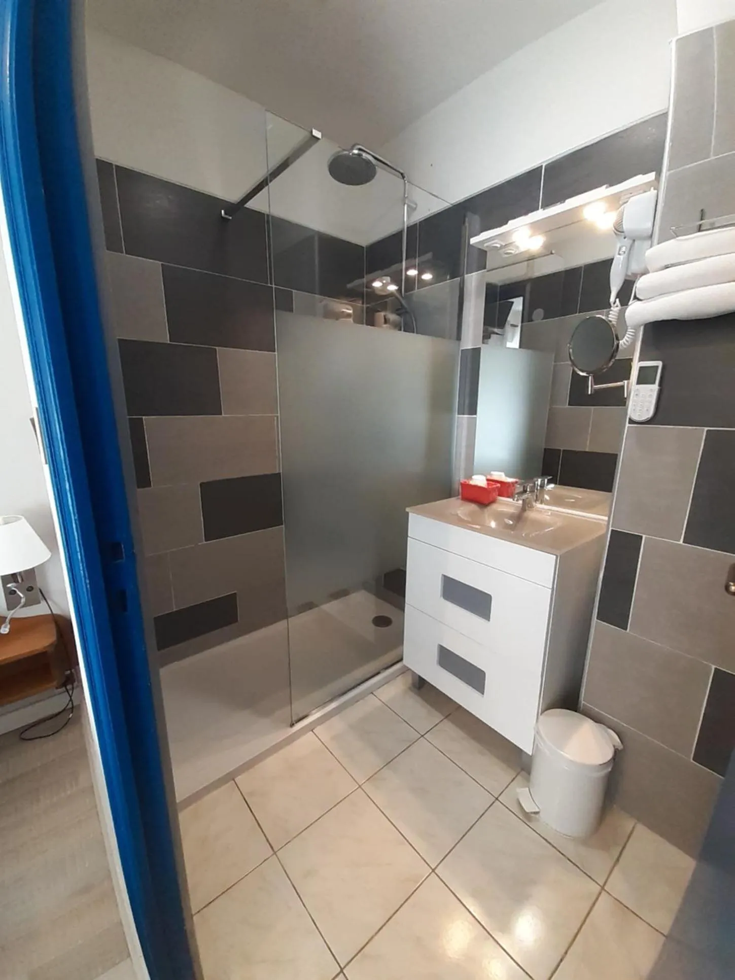 Shower in Logis Hôtel restaurant Auberge de la Cascade