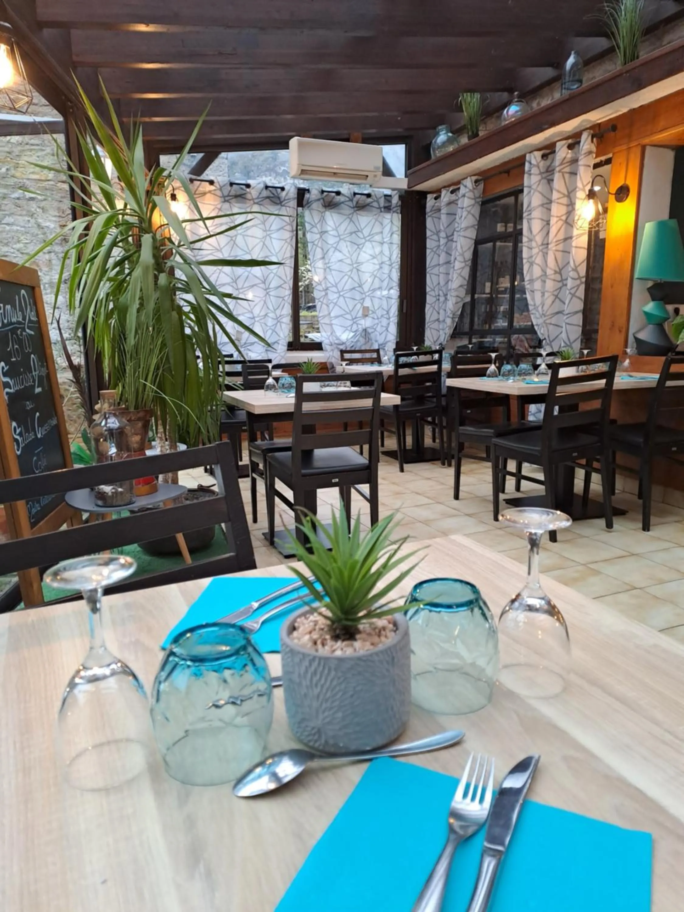 Restaurant/places to eat in Logis Hôtel restaurant Auberge de la Cascade