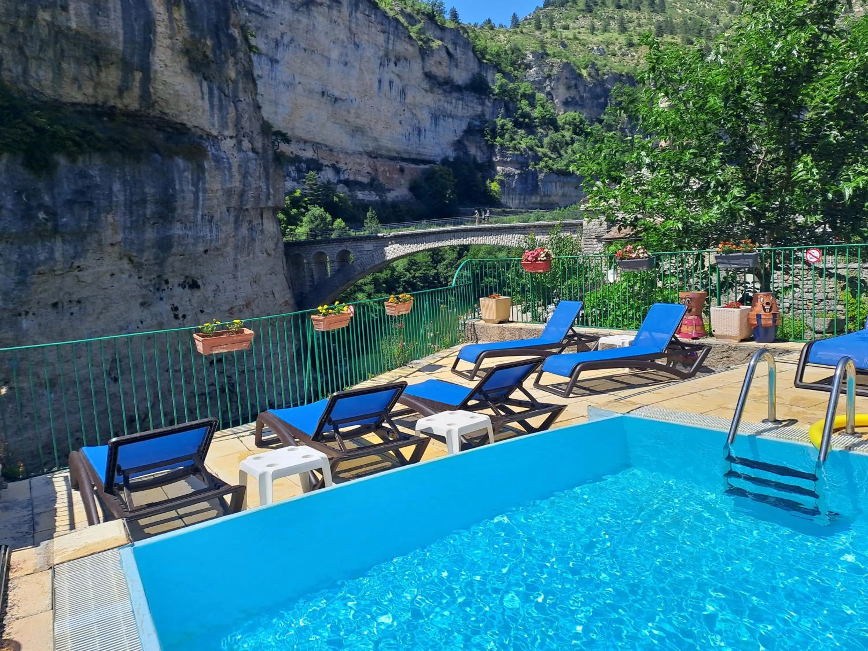 Swimming pool in Logis Hôtel restaurant Auberge de la Cascade