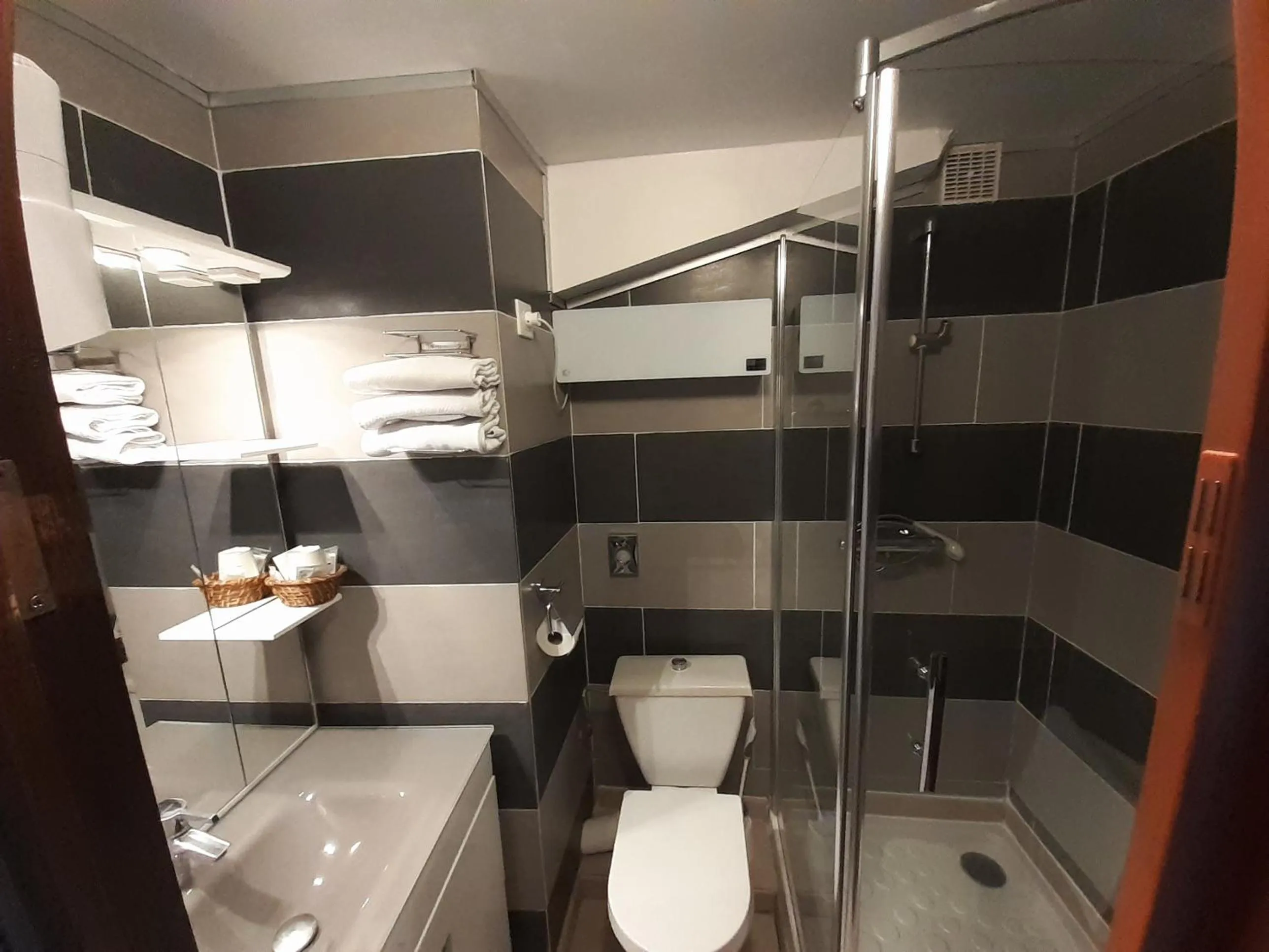 Shower in Logis Hôtel restaurant Auberge de la Cascade