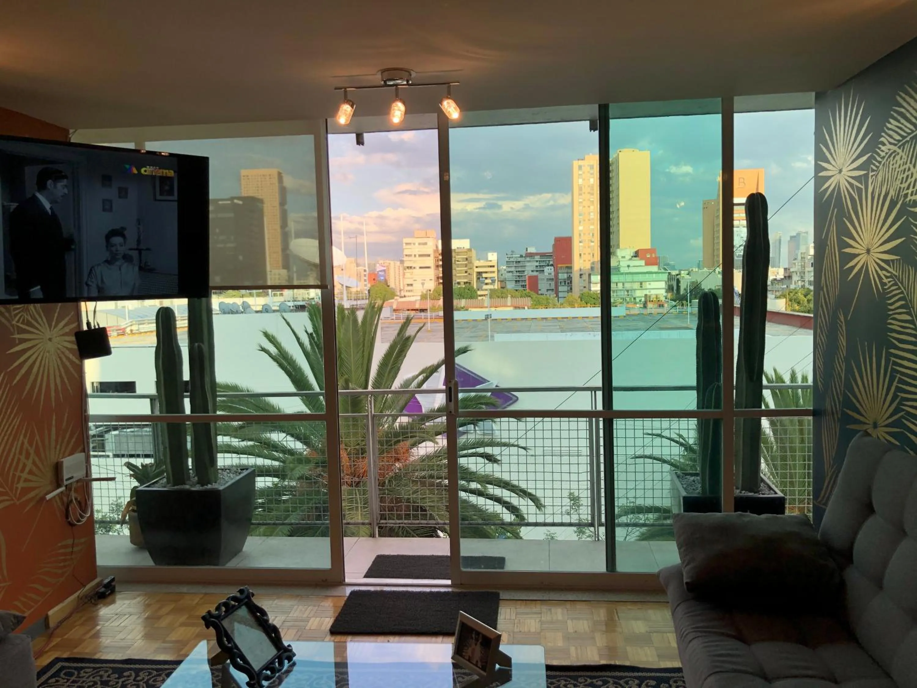 Communal lounge/ TV room in Caravansaro Vazquez de Mella 347 Polanco