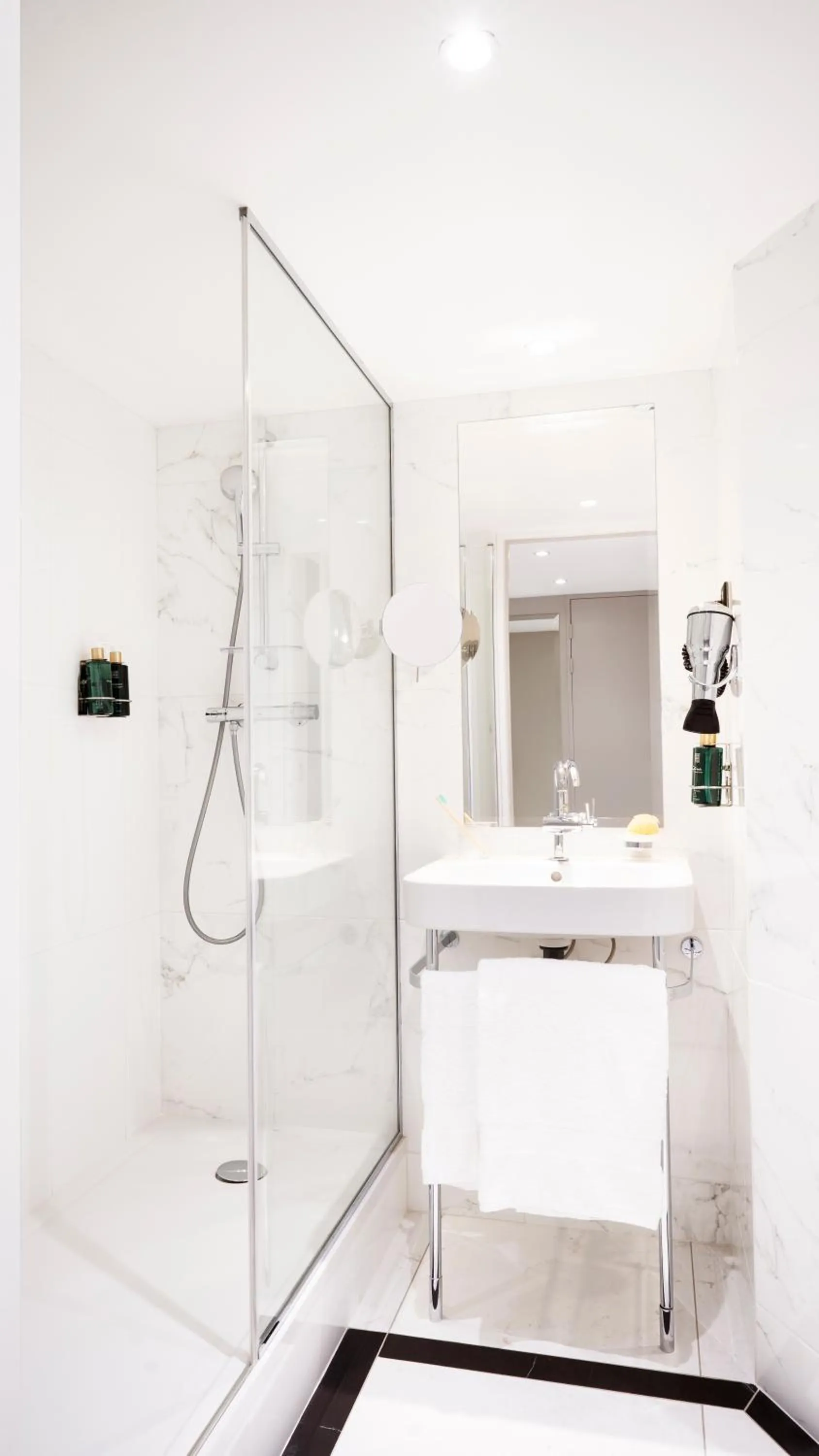 Shower in Residhome Paris Opéra