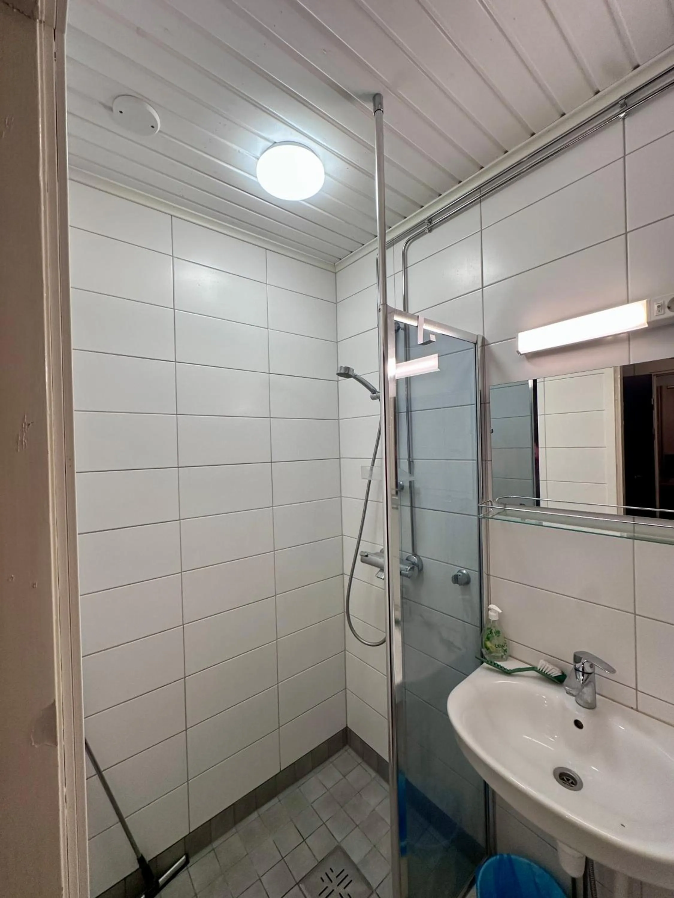 Shower in Arctic Shaman Adventures -Jurtta